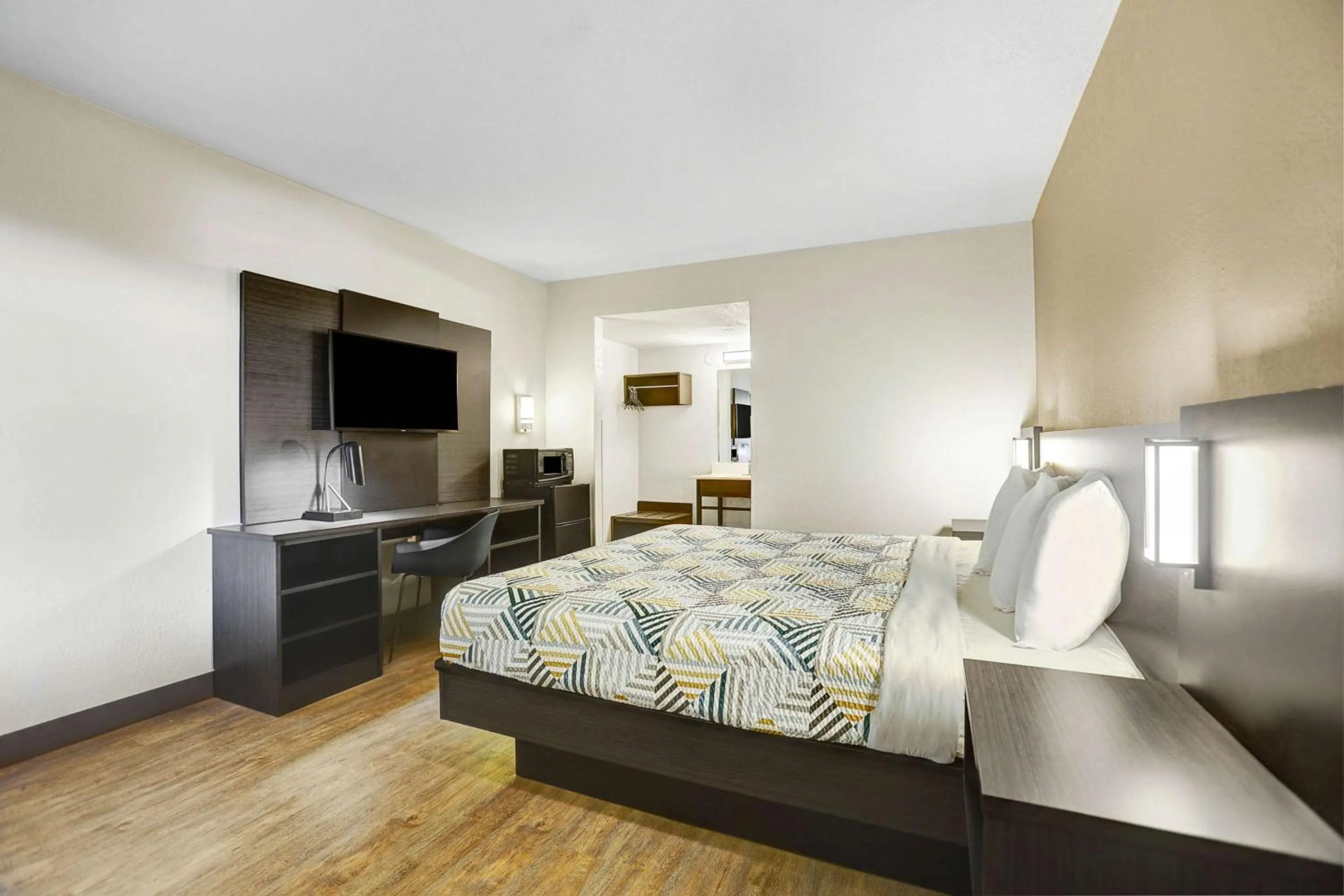 TV and multimedia, Bed in Motel 6-Amarillo, TX - Airport