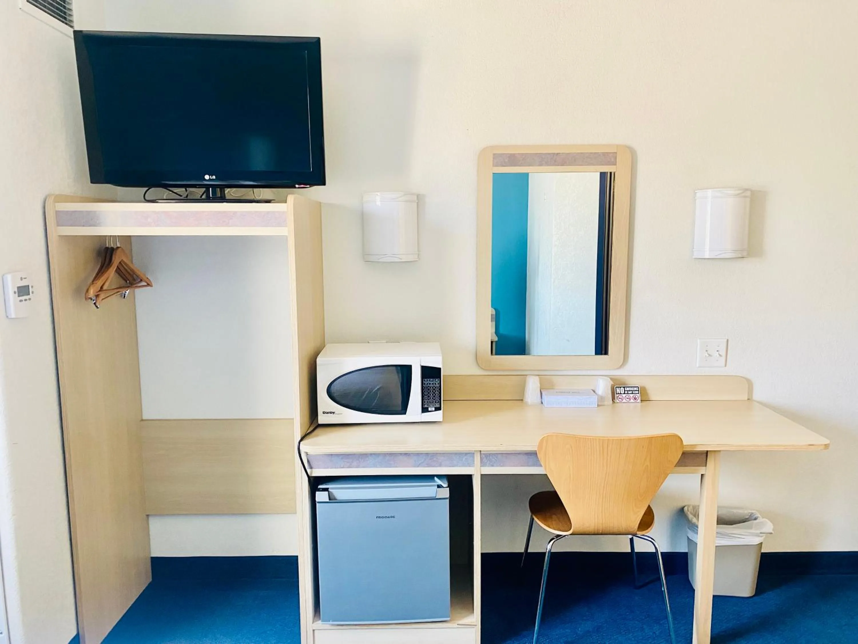 TV and multimedia in Motel 6-Red Deer, AB