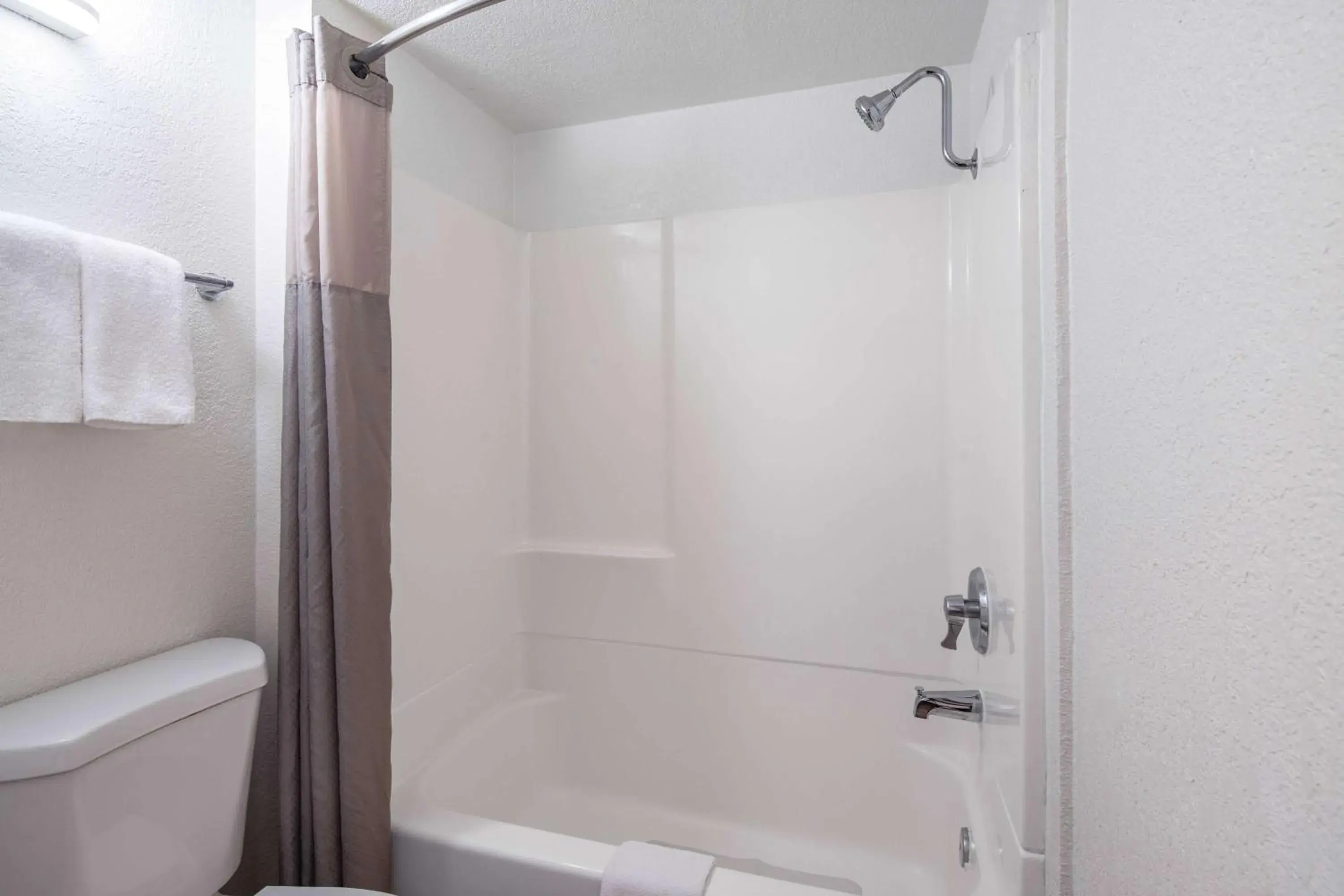 Deluxe Queen Room with Two Queen Beds in Motel 6-Thousand Oaks, CA Deluxe Queen Room with Two Queen Beds in Motel 6-Thousand Oaks, CA