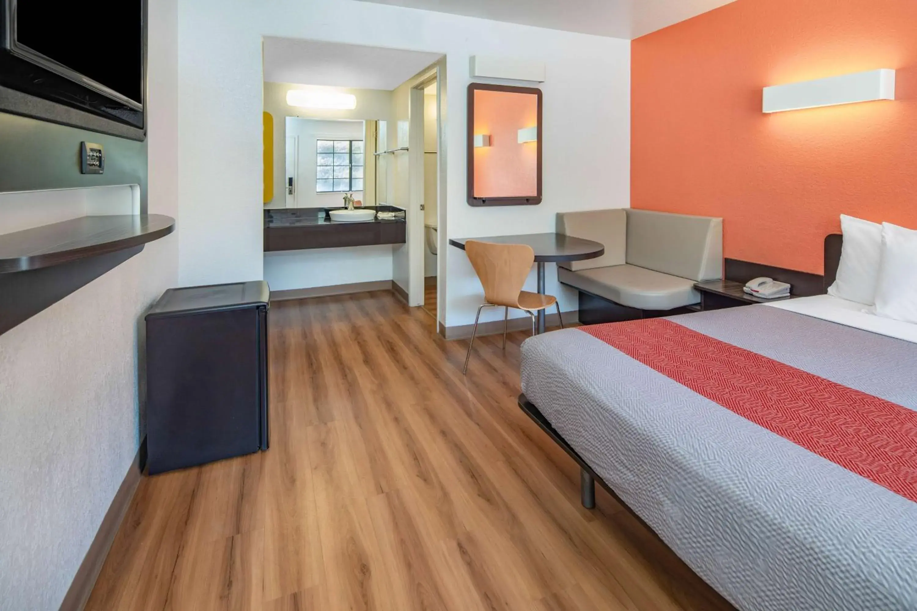 Superior Queen Room in Motel 6-Thousand Oaks, CA Superior Queen Room in Motel 6-Thousand Oaks, CA