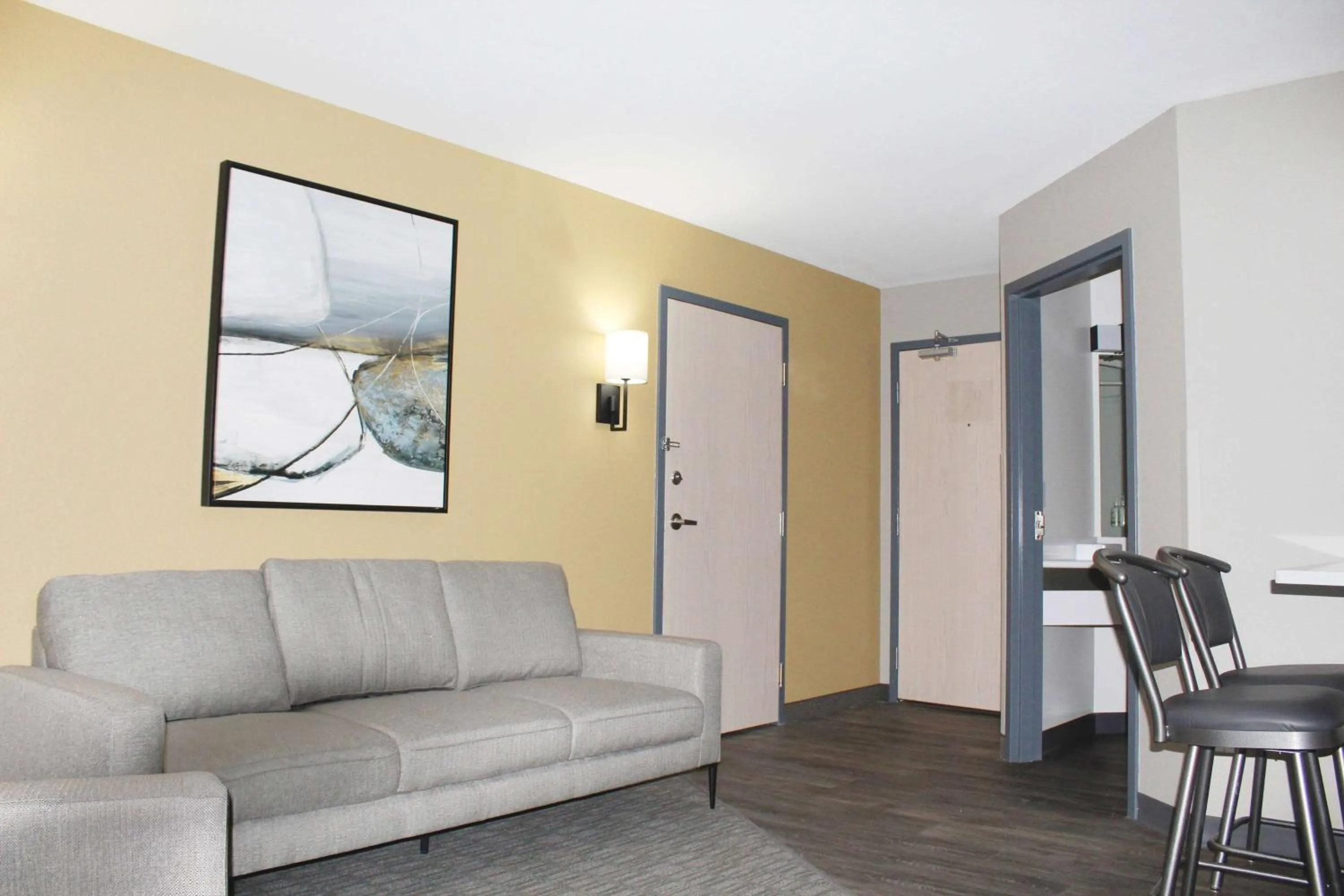 Photo of the whole room, Seating Area in Motel 6 Stony Plain, AB