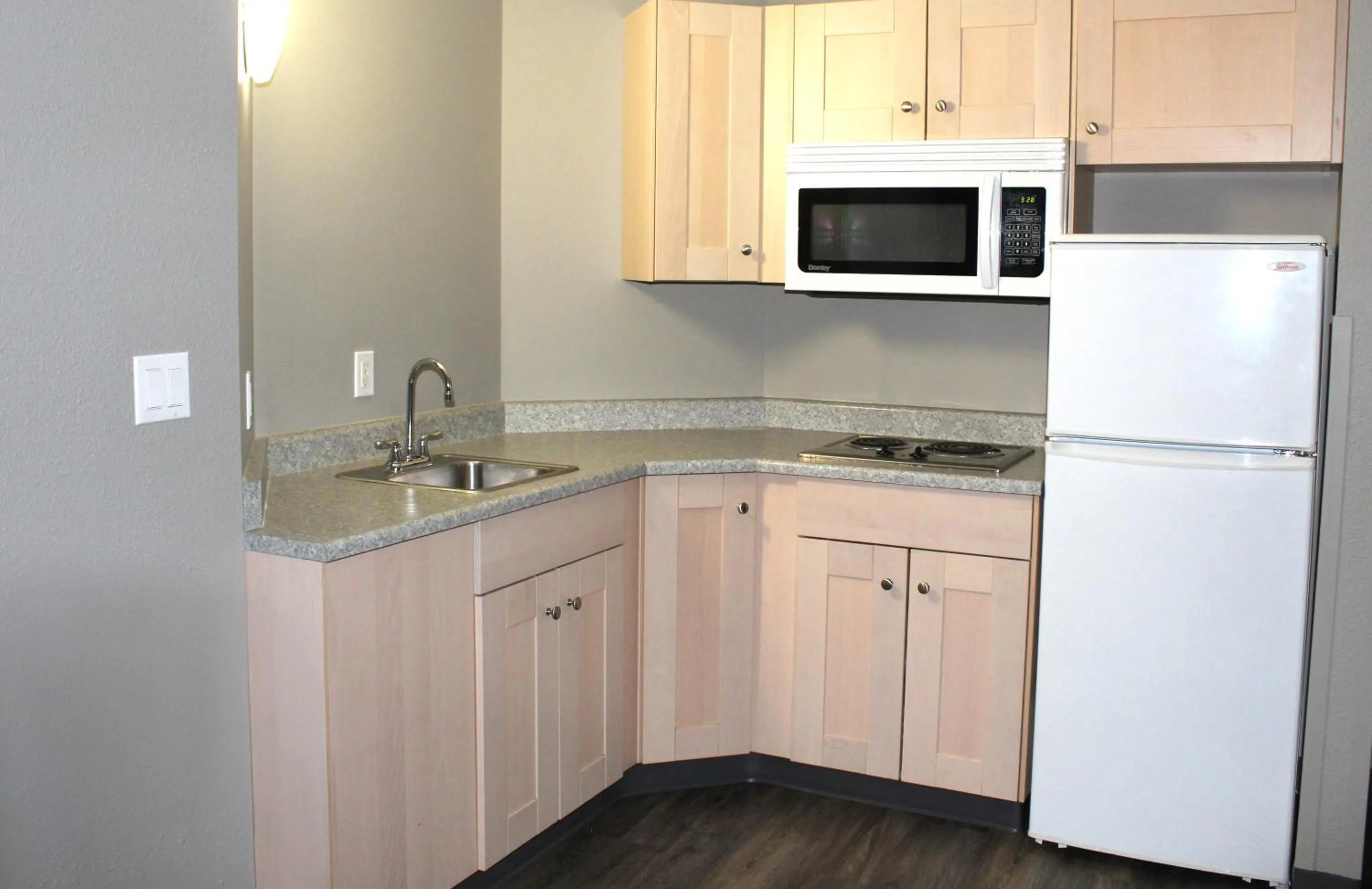 Kitchen or kitchenette, Kitchen/Kitchenette in Motel 6 Stony Plain, AB