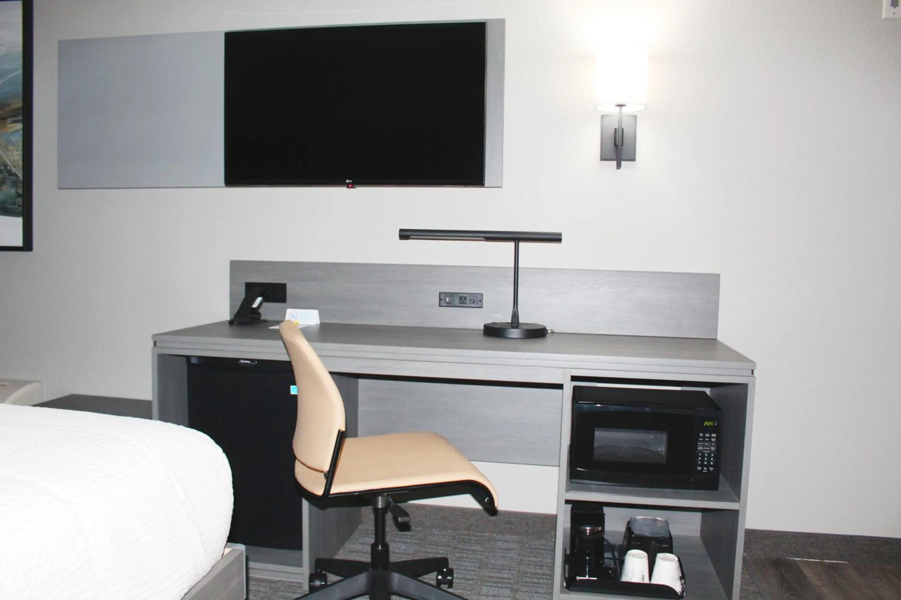 hair dresser, TV/Entertainment Center in Motel 6 Stony Plain, AB