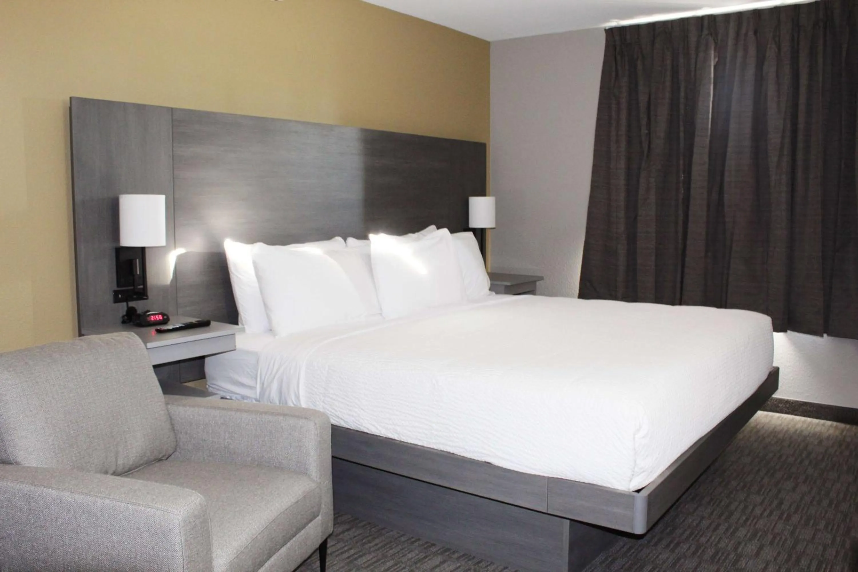 Photo of the whole room, Bed in Days Inn by Wyndham Stony Plain