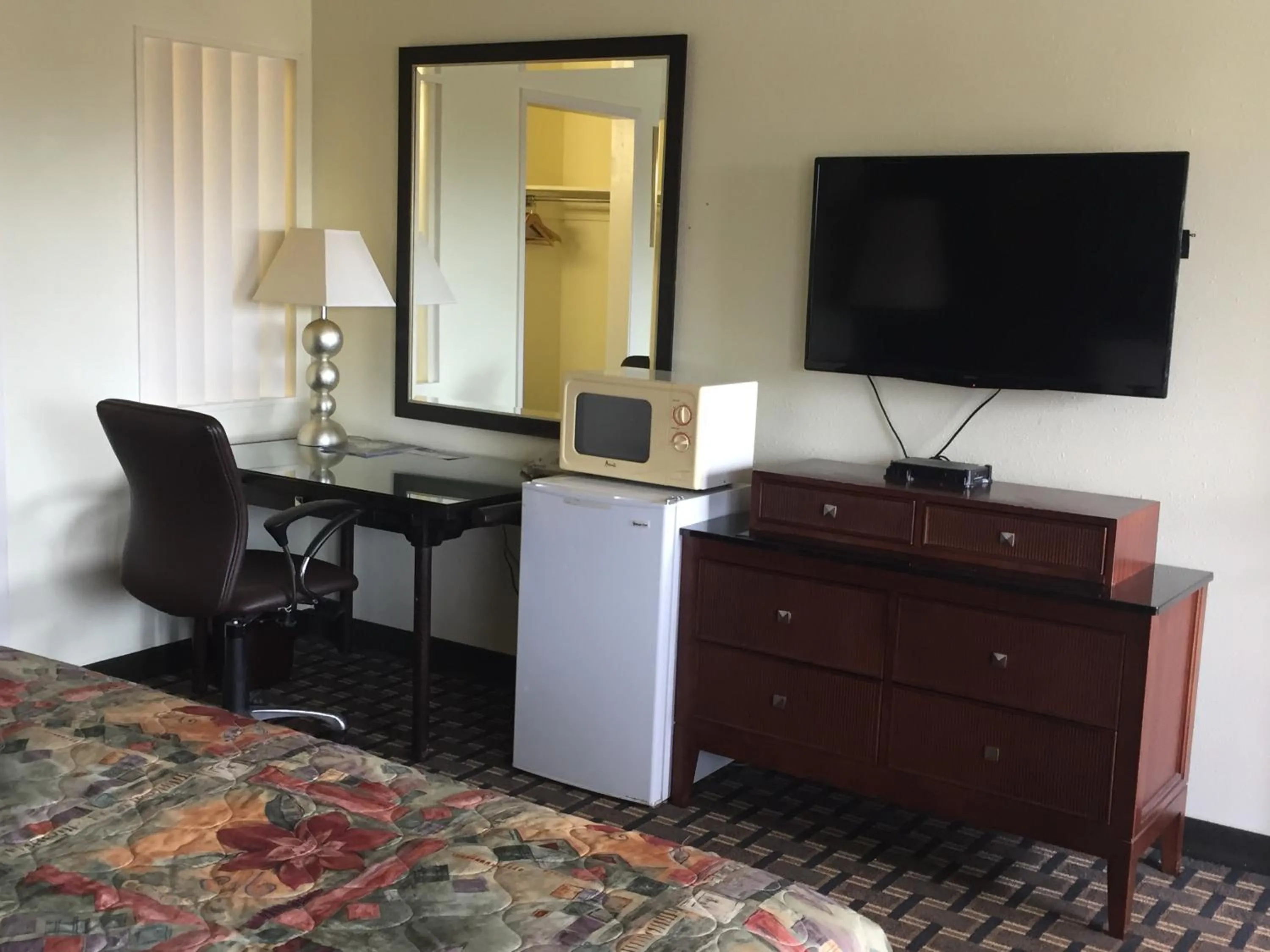 TV/Entertainment Center in Americas Best Value Inn Red Bluff
