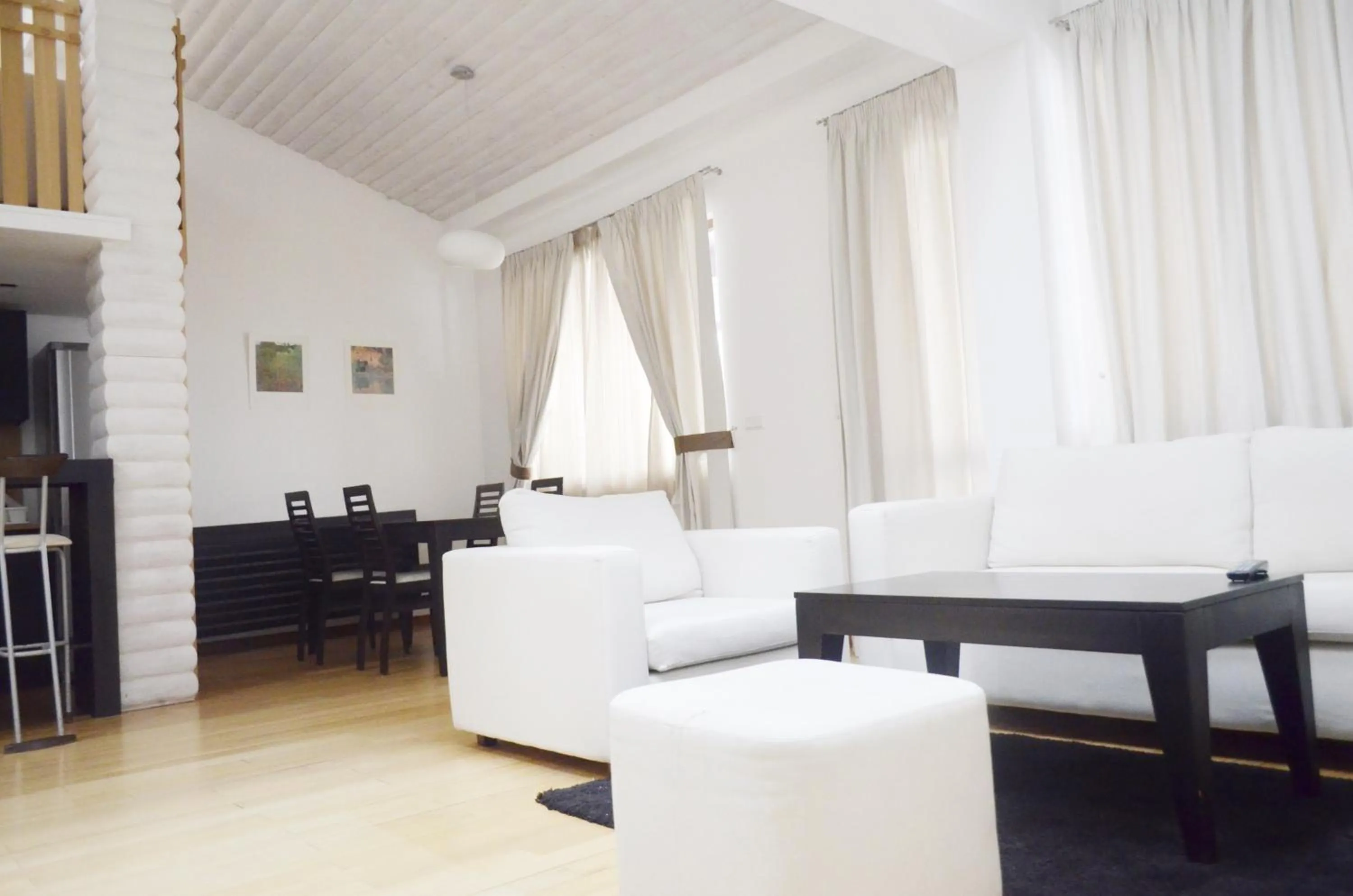 Living room in Bellevue Residence Apartments