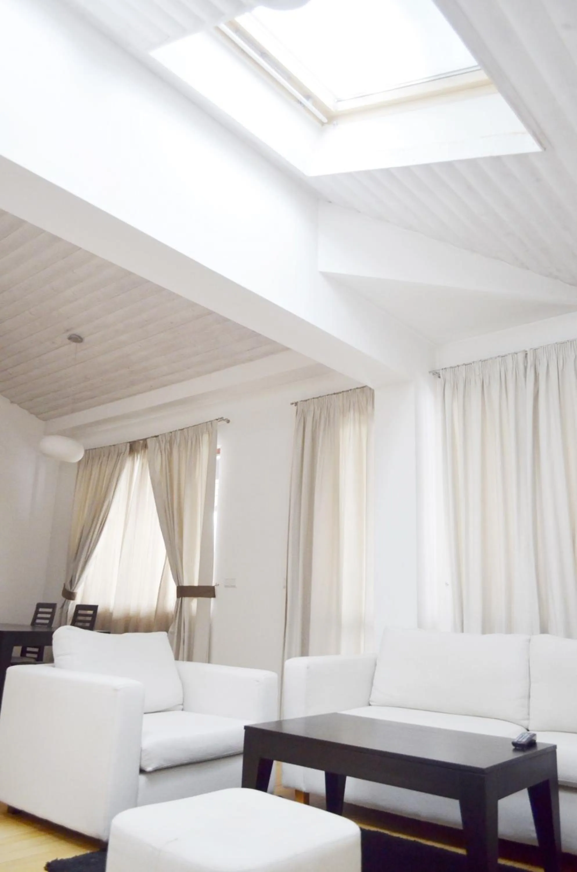 Living room, Bed in Bellevue Residence Apartments