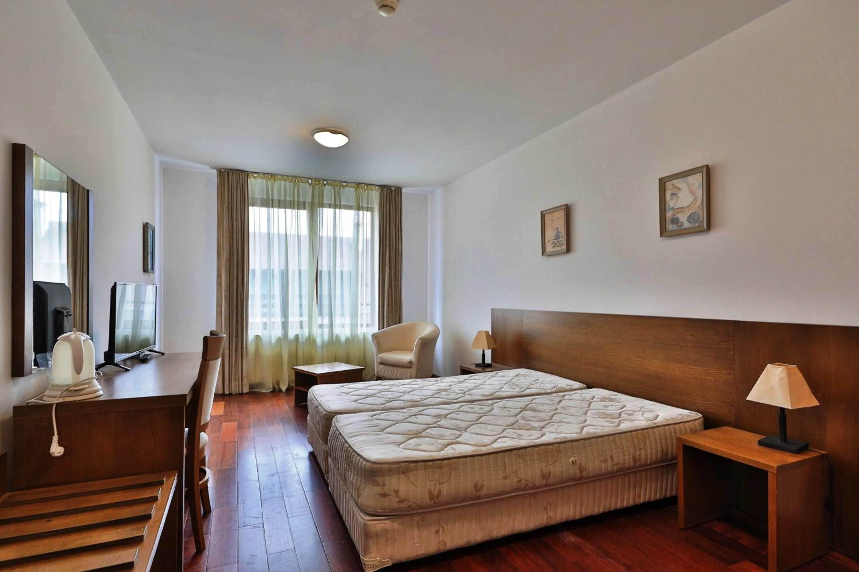 Photo of the whole room, Bed in Bellevue Residence Apartments