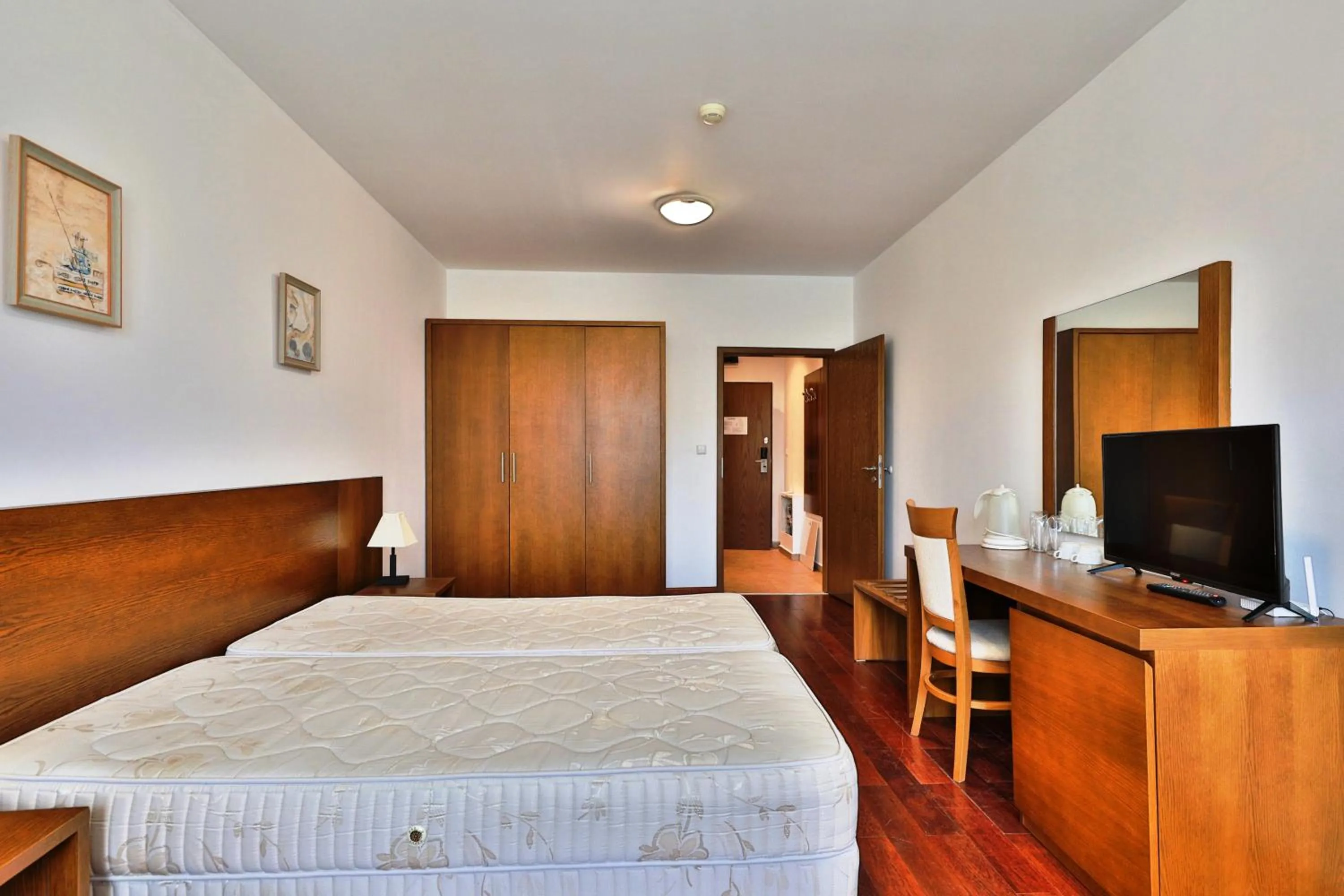 Photo of the whole room, Bed in Bellevue Residence Apartments