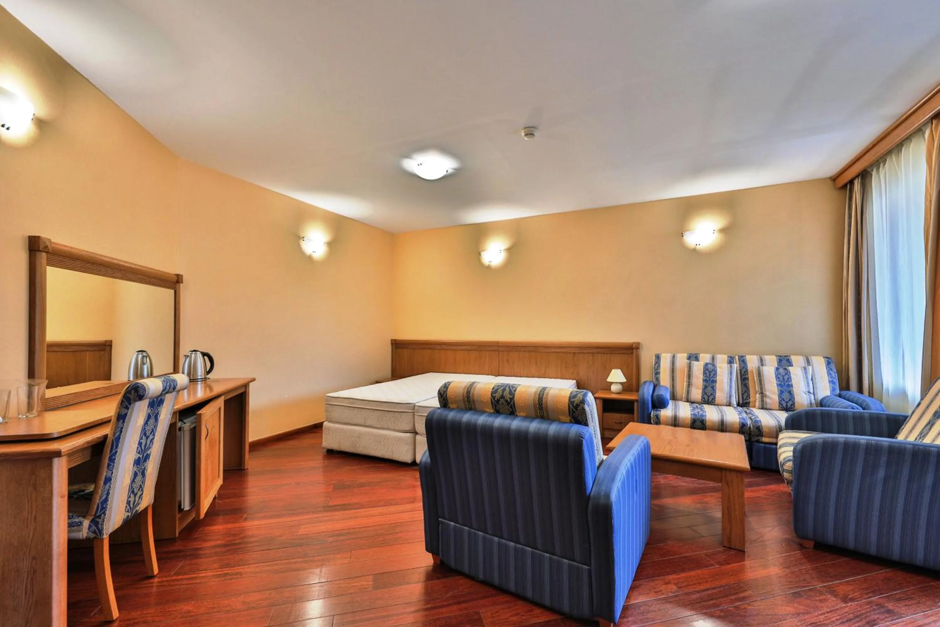 Photo of the whole room, Bed in Bellevue Residence Apartments