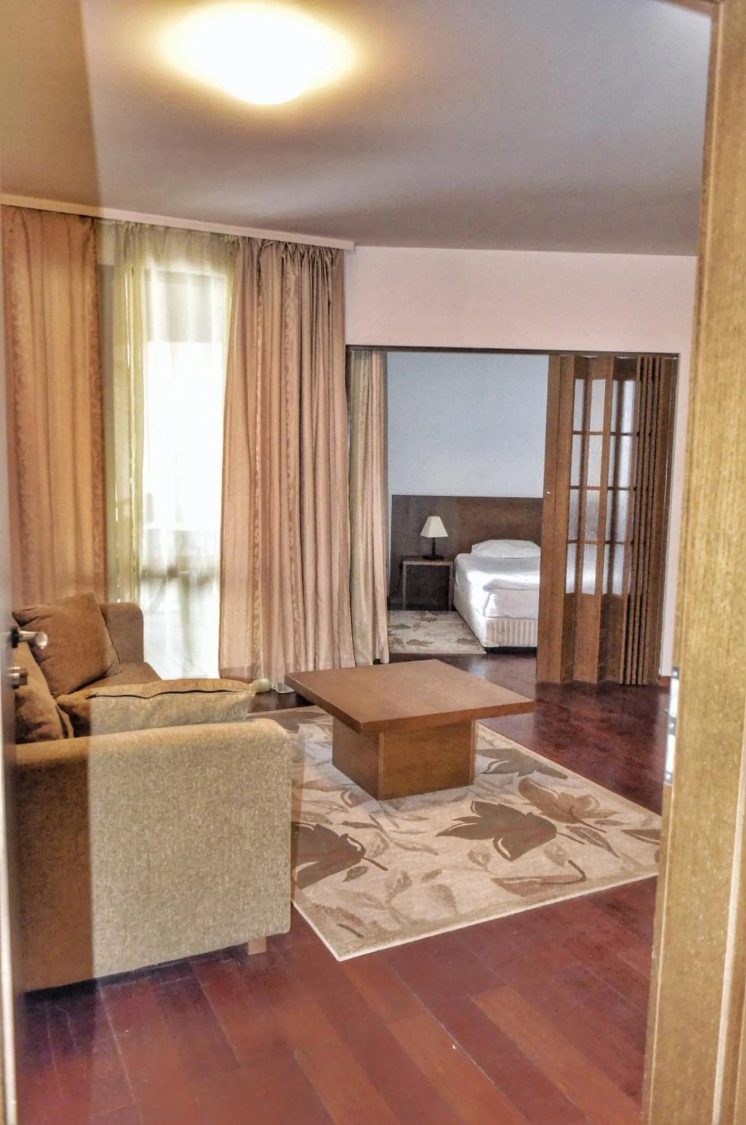 Living room, Bed in Bellevue Residence Apartments