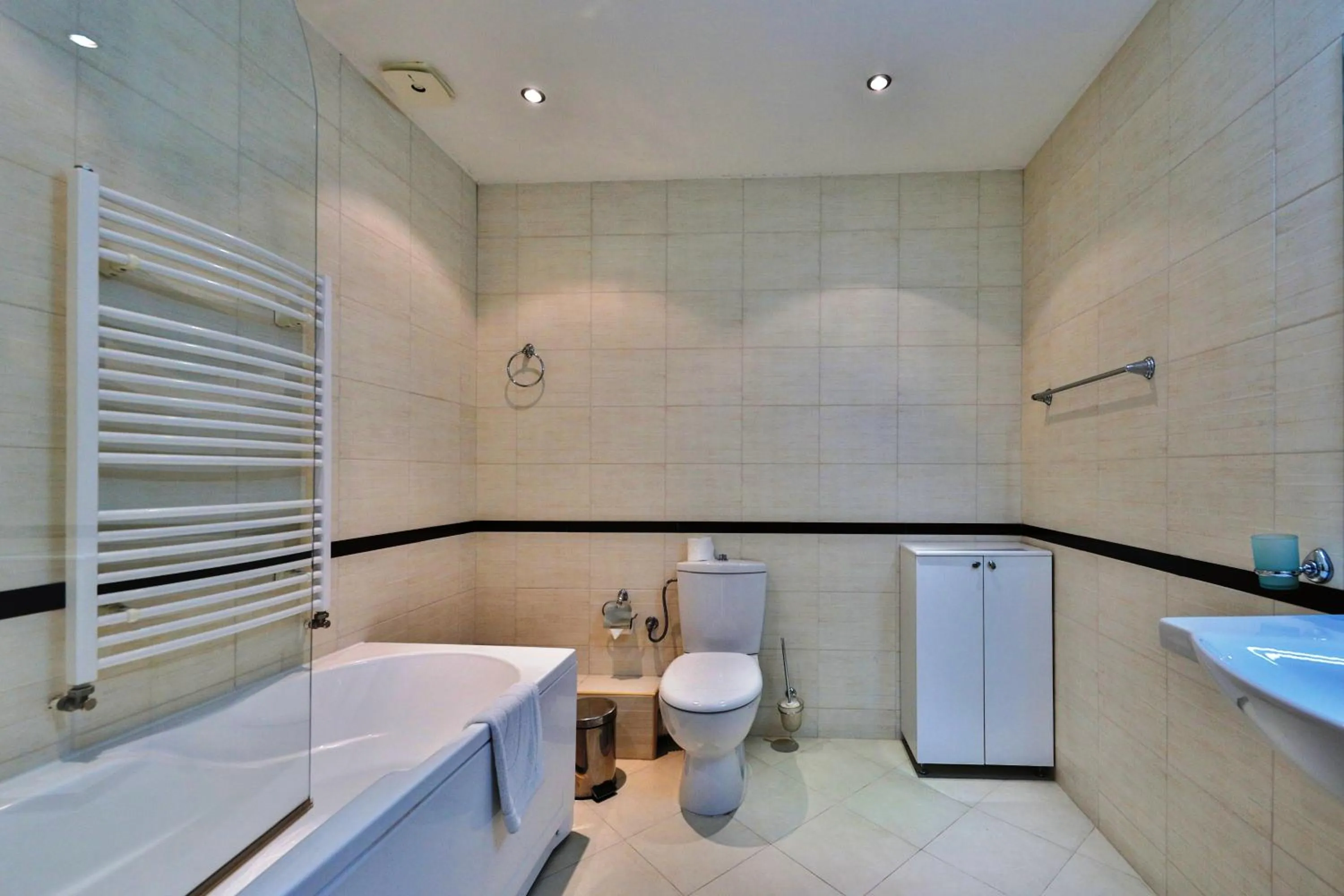 Bathroom in Bellevue Residence Apartments