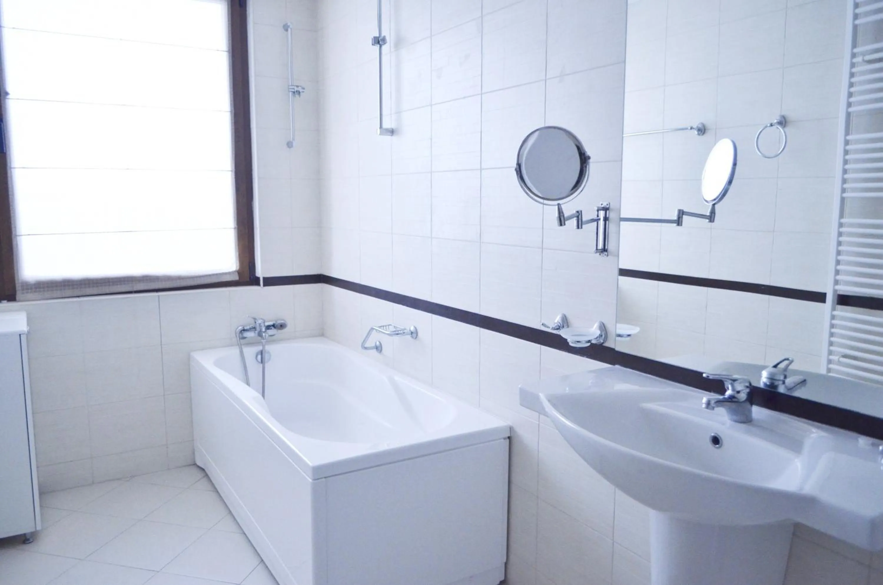 Shower in Bellevue Residence Apartments