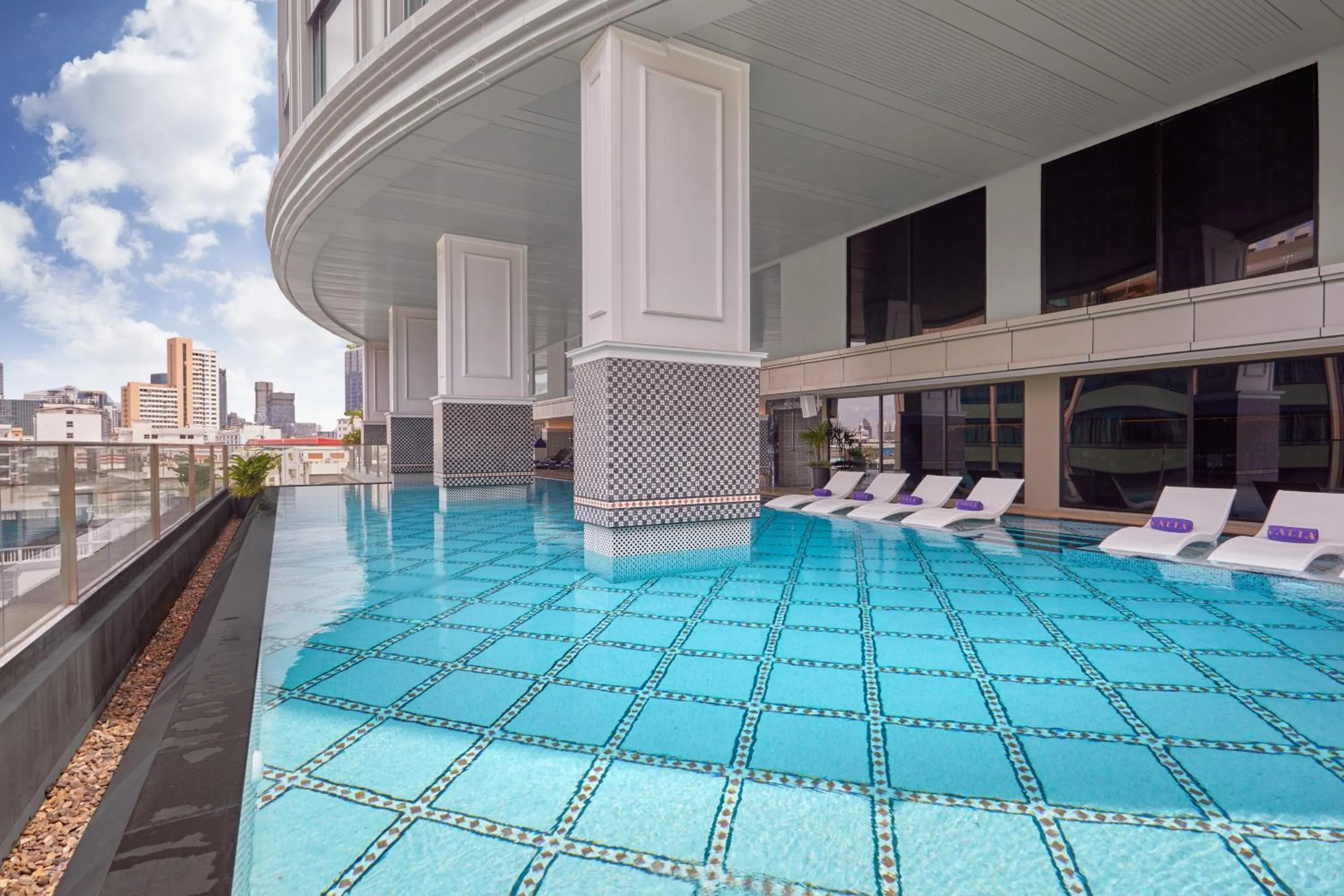 Swimming pool in Valia Hotel Bangkok