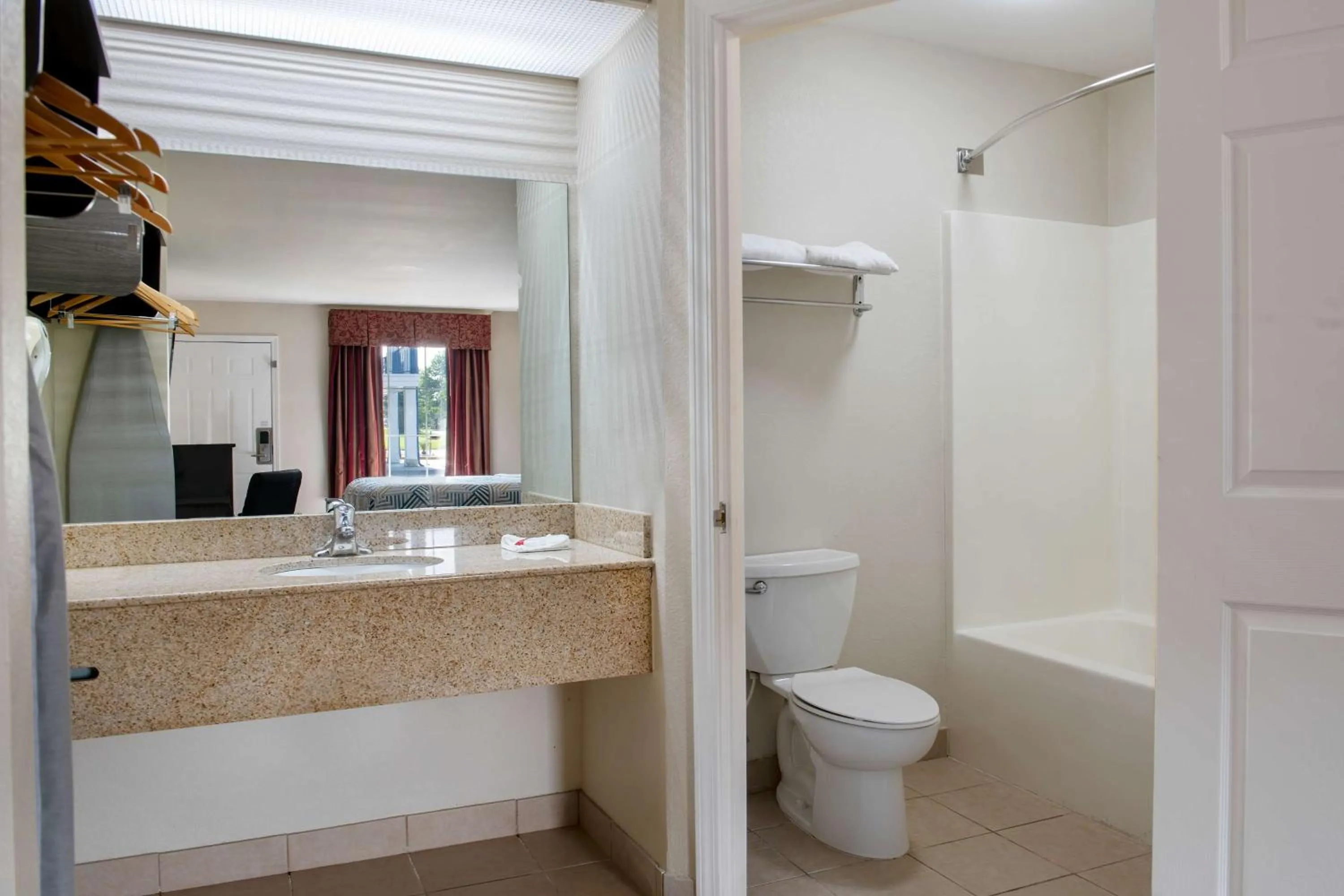 Bathroom in Motel 6 Macon, GA I 475