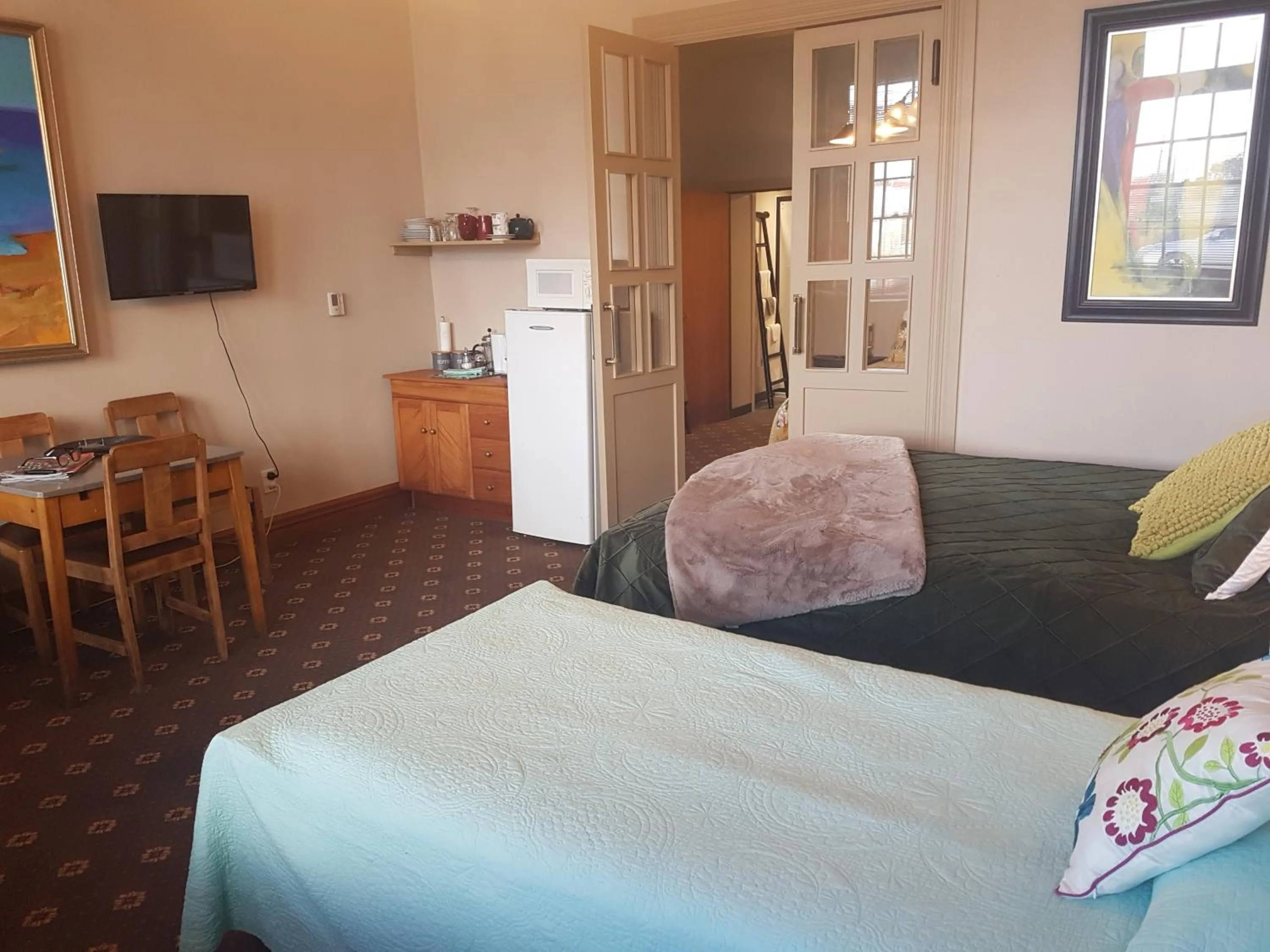 Kitchen or kitchenette in La Riviera Guesthouse