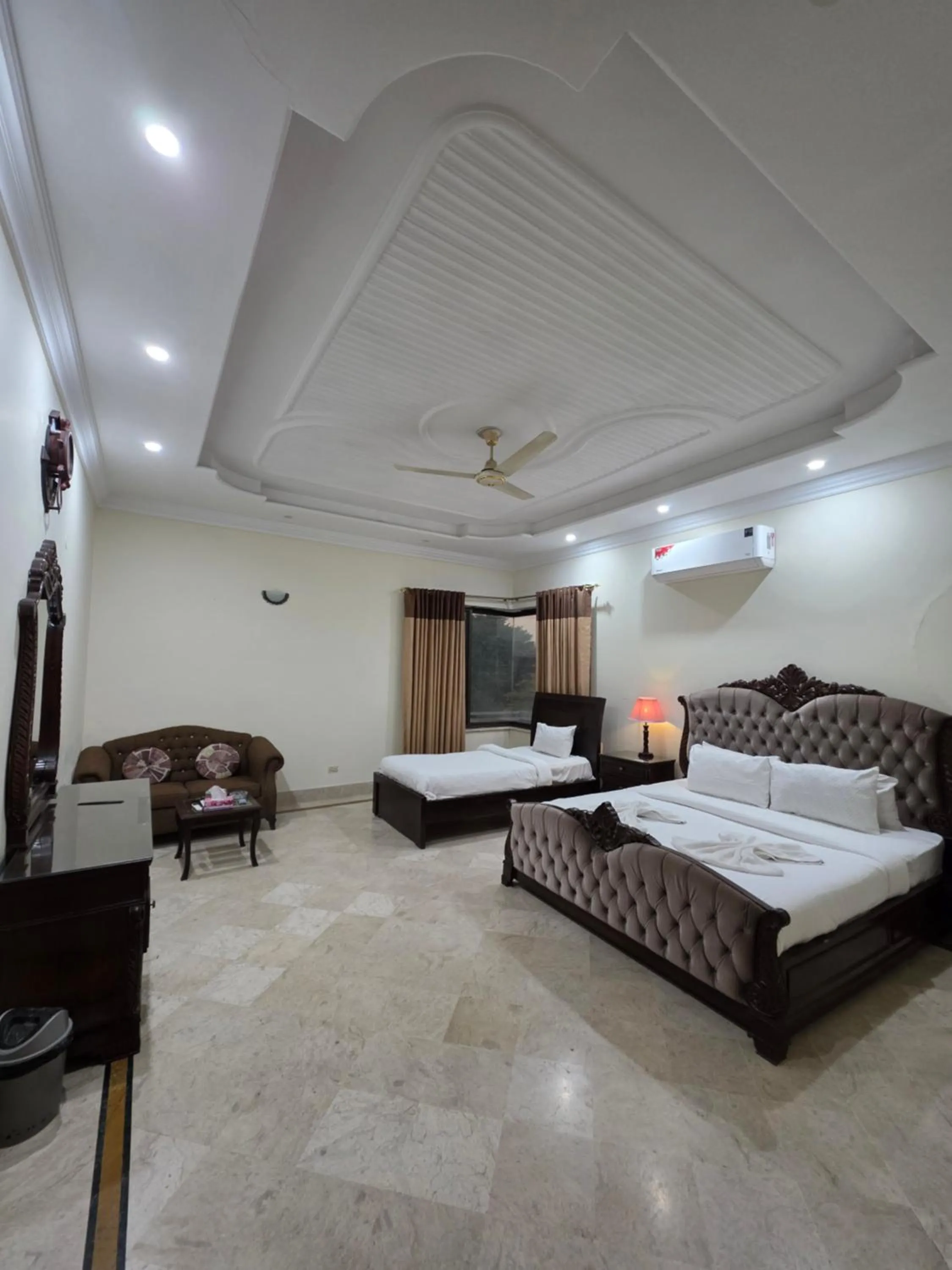 Bed in Executive Galaxy Guest House Islamabad