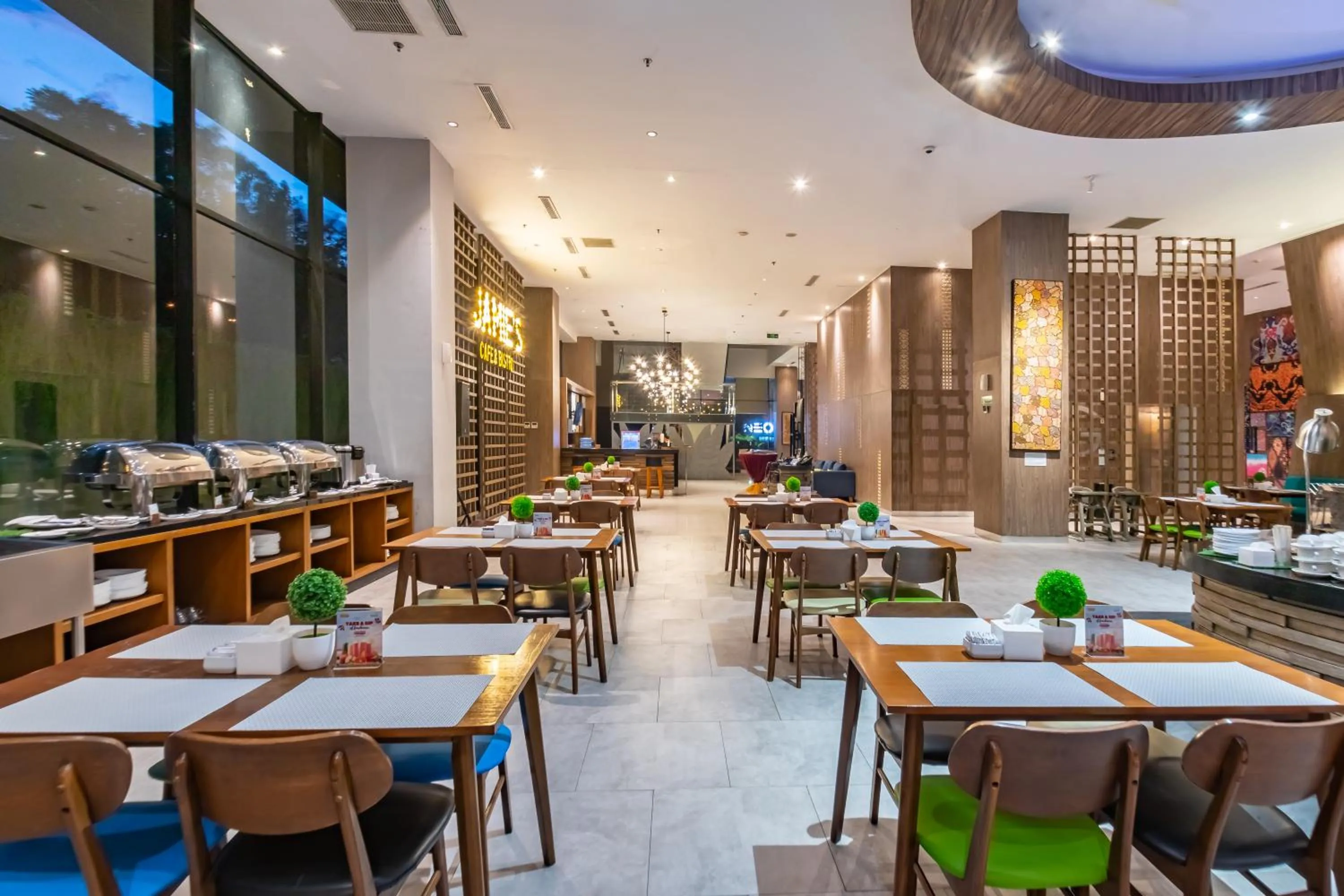 Restaurant/places to eat in Hotel AYOLA Lippo Cikarang