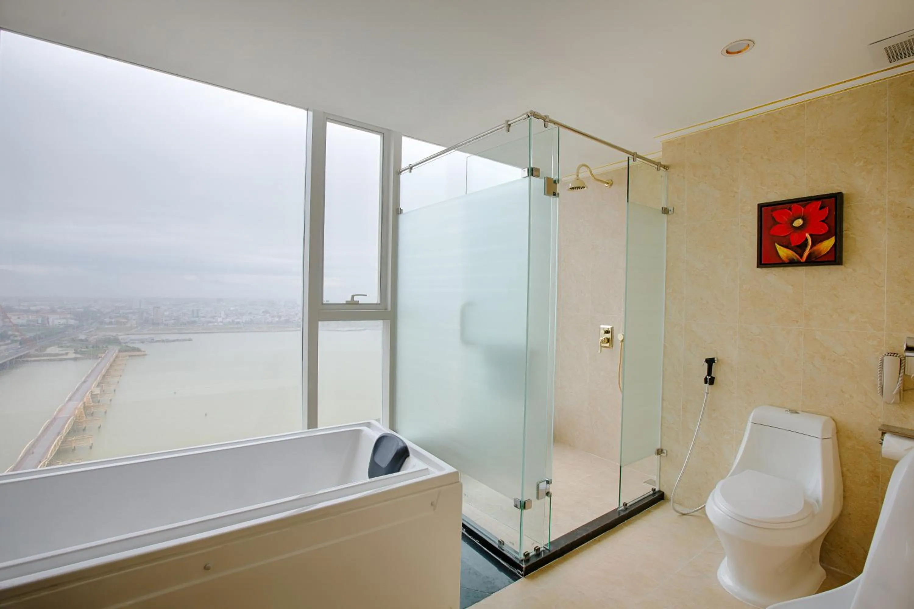 Shower in Fivitel Da Nang