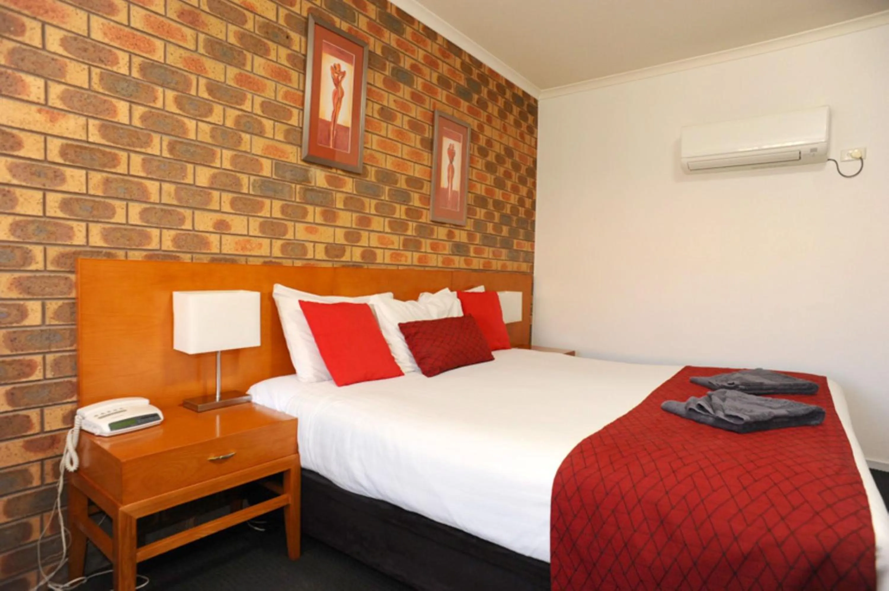 Bed in Horsham Mid City Court Motel