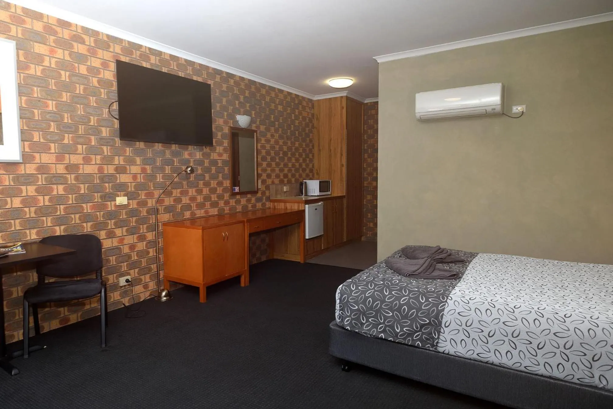 Bed in Horsham Mid City Court Motel