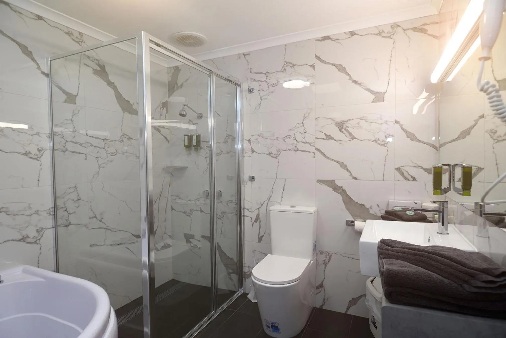 Bathroom in Horsham Mid City Court Motel