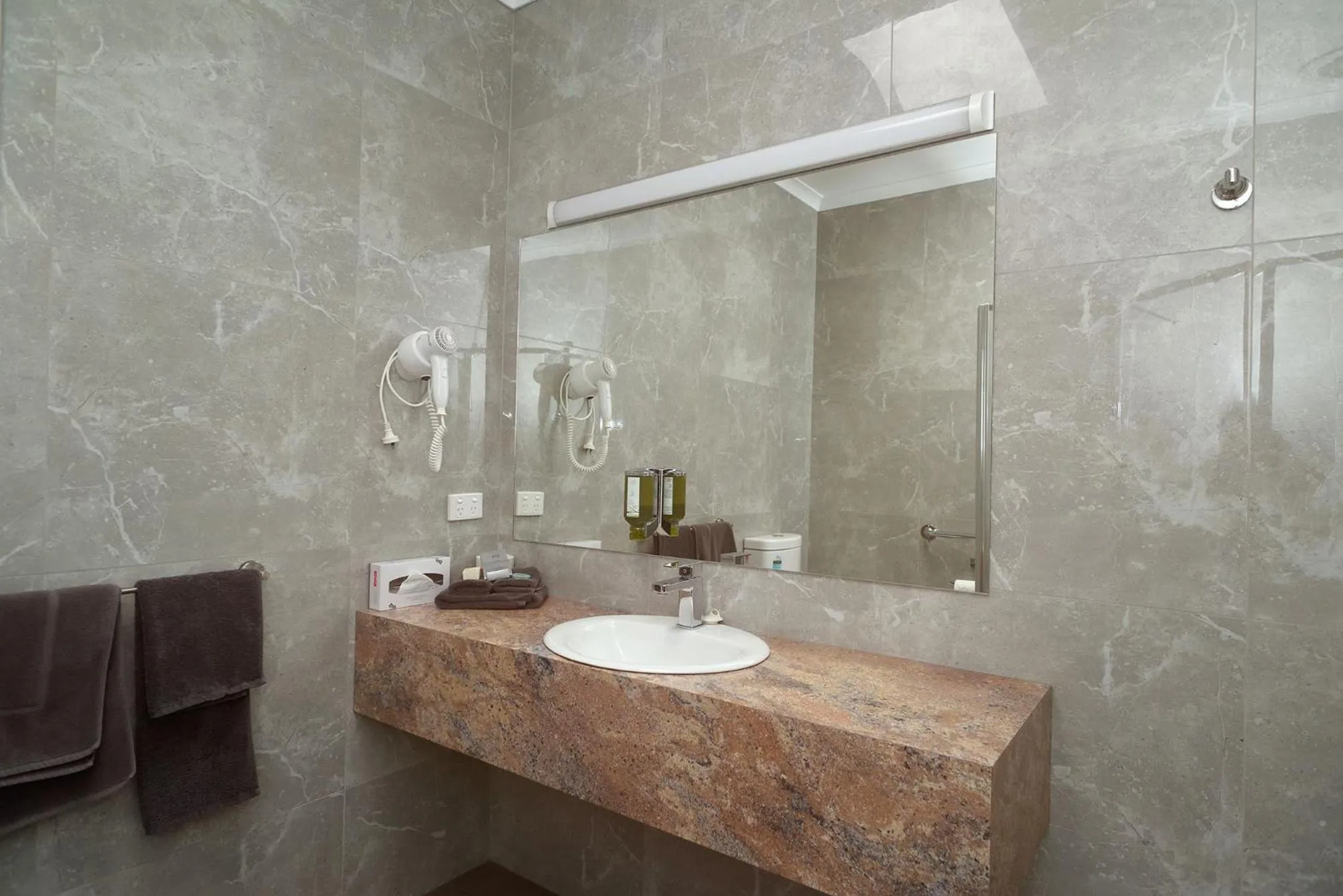 Bathroom in Horsham Mid City Court Motel