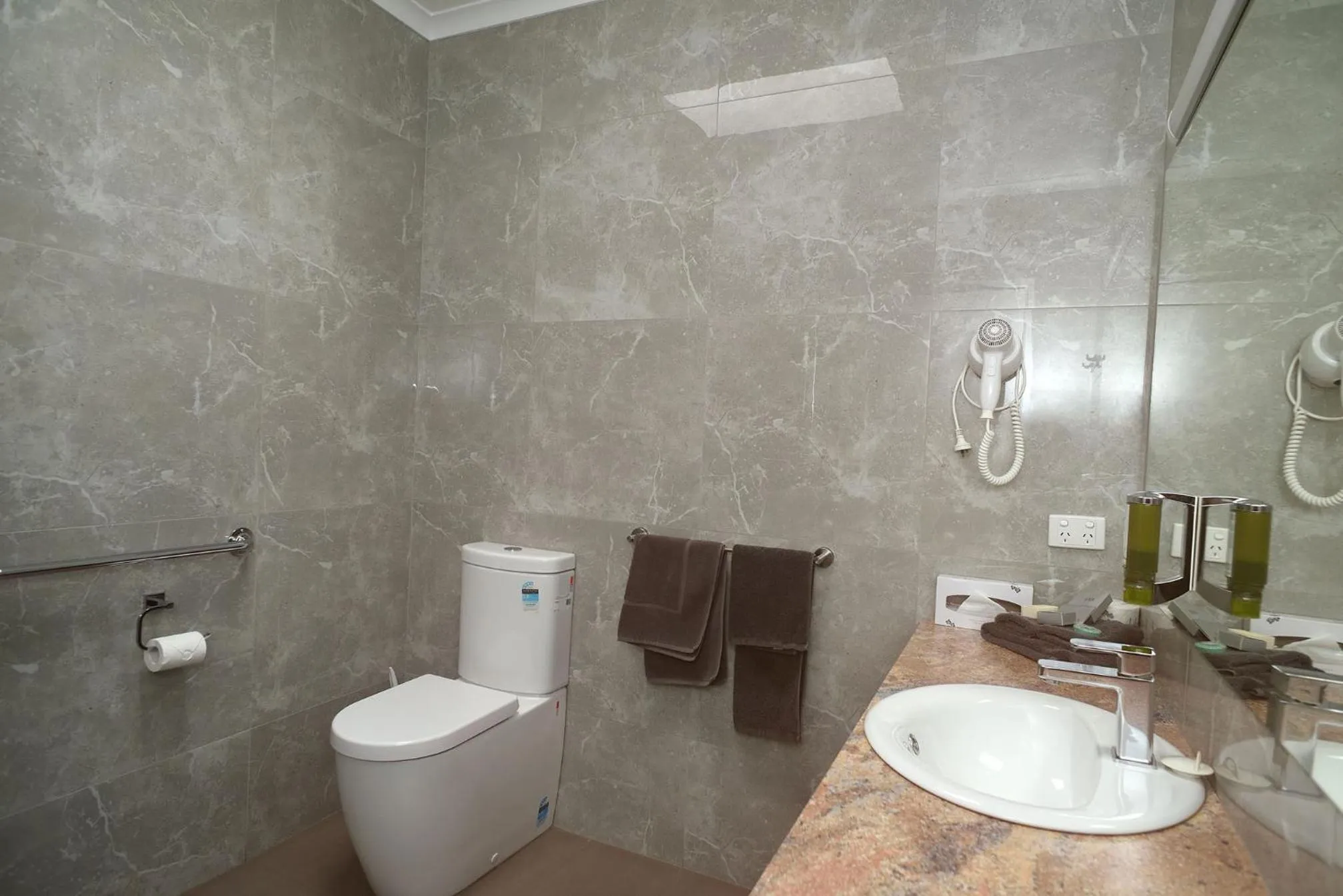 Shower in Horsham Mid City Court Motel