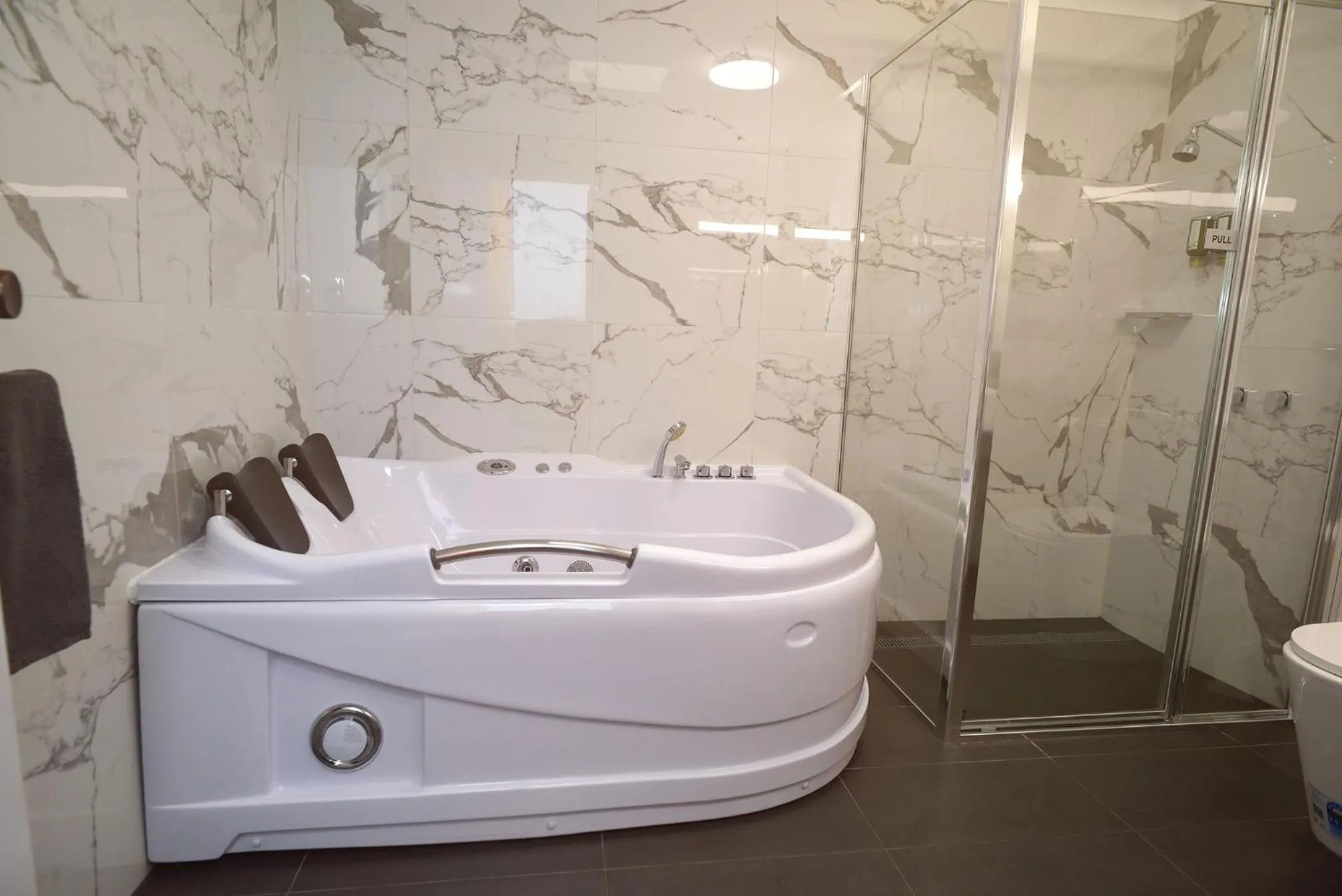 Bath in Horsham Mid City Court Motel