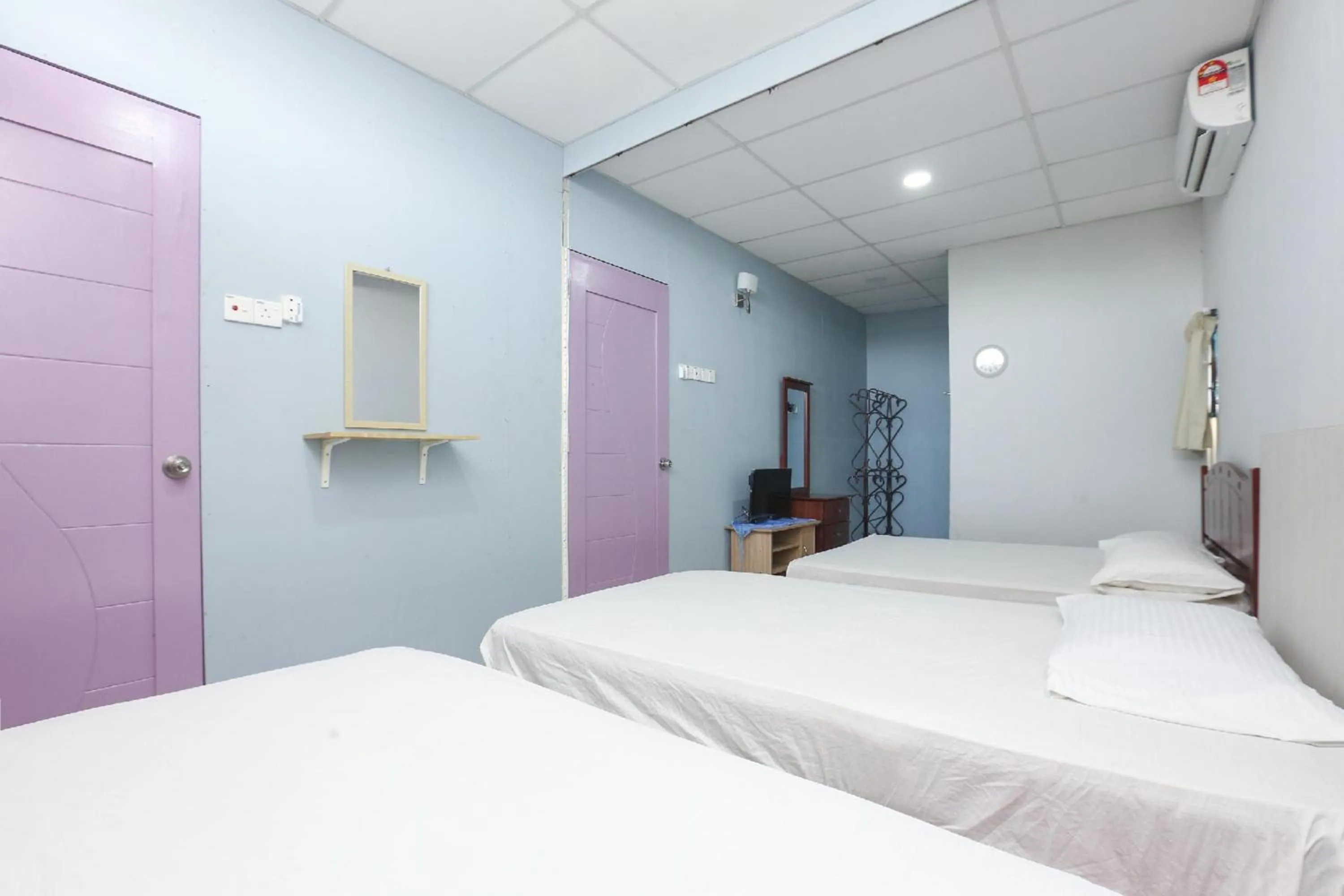 Photo of the whole room in SPOT ON 89796 D'noor Budget Inn