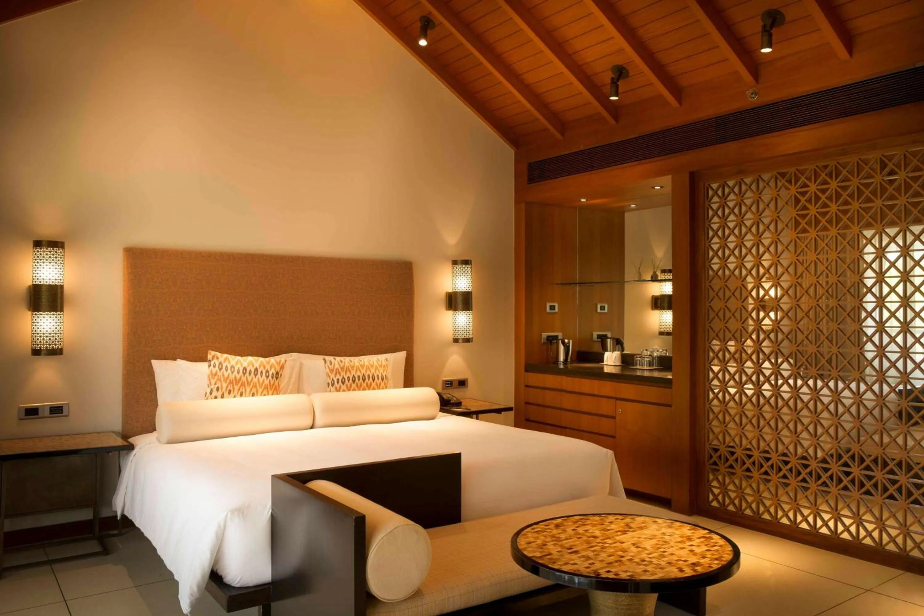 Kitchen or kitchenette, Bed in Alila Diwa Goa - A Hyatt Brand