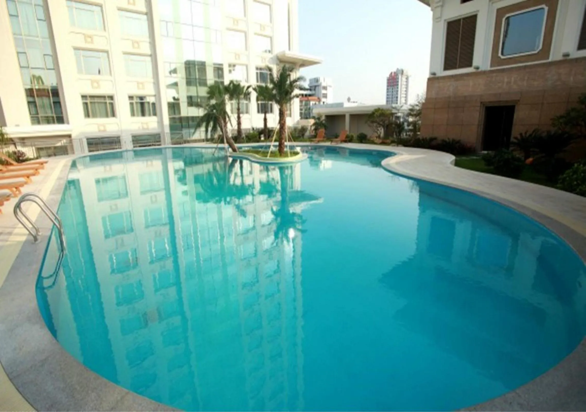 Swimming pool in Panyu Hotel