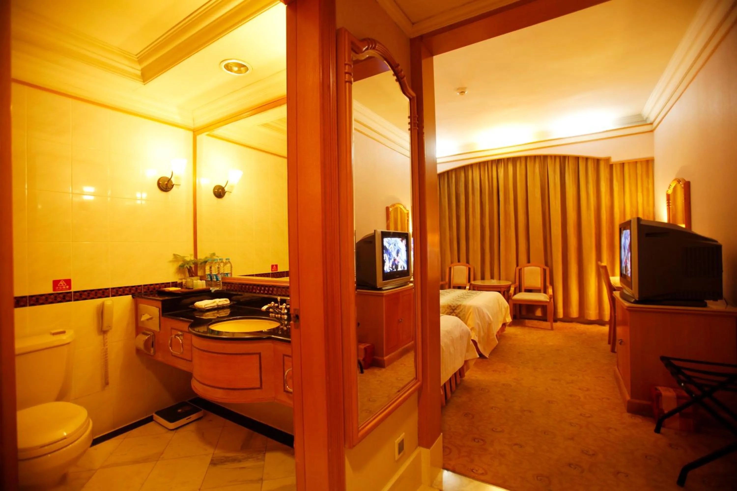 Toilet, Bed in Panyu Hotel