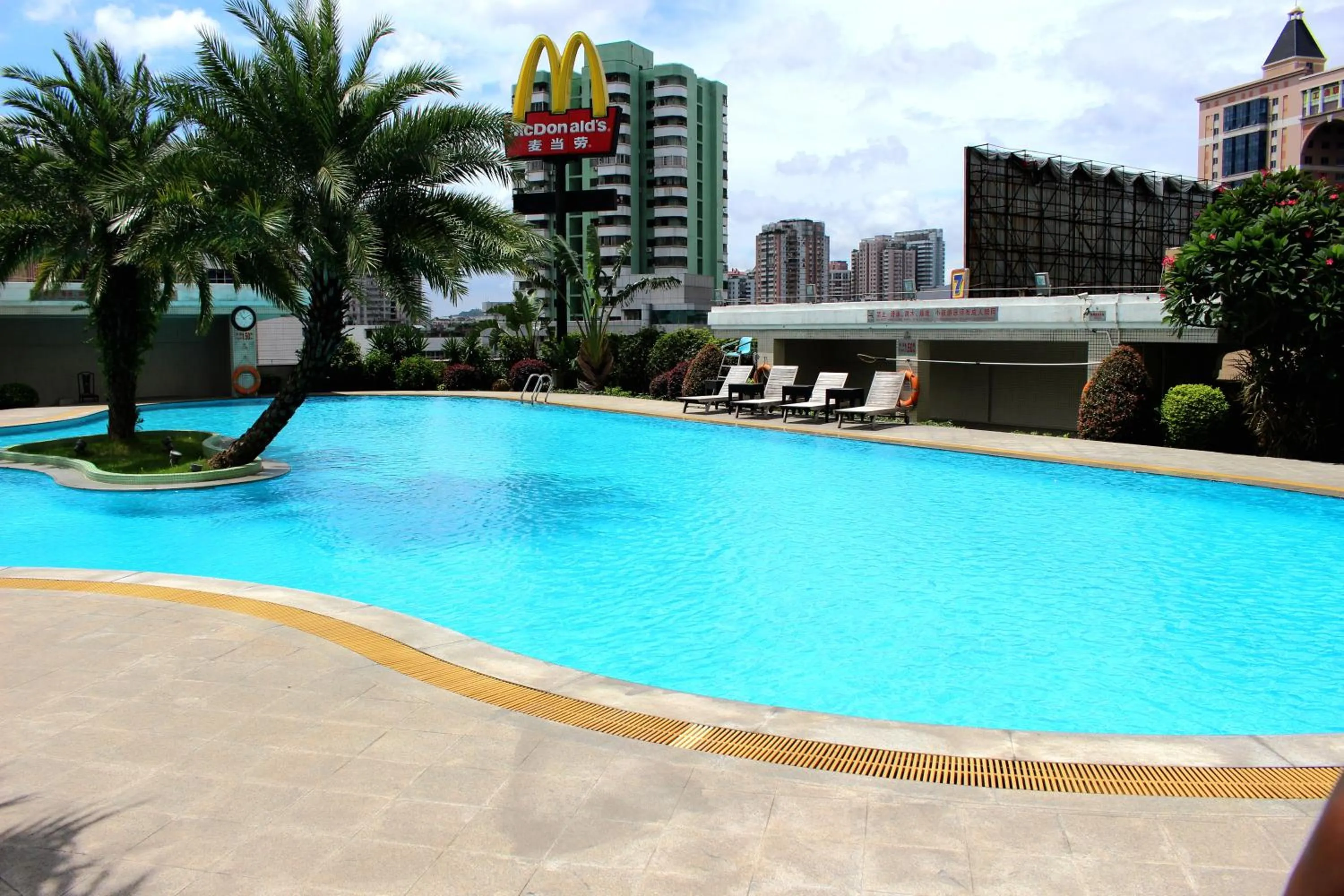 Swimming pool in Panyu Hotel