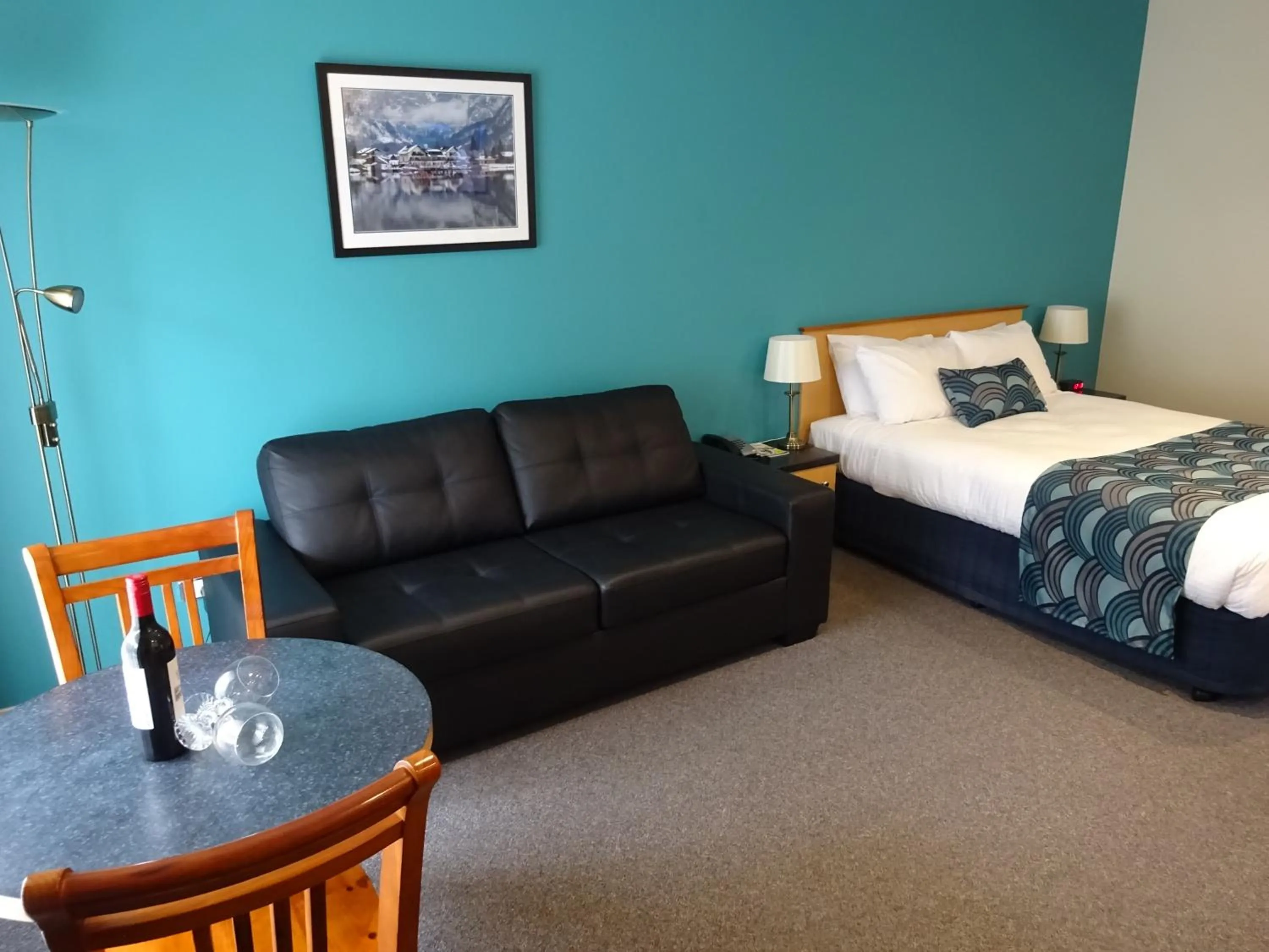 Photo of the whole room, Bed in Victoria Lodge Motor Inn & Apartments