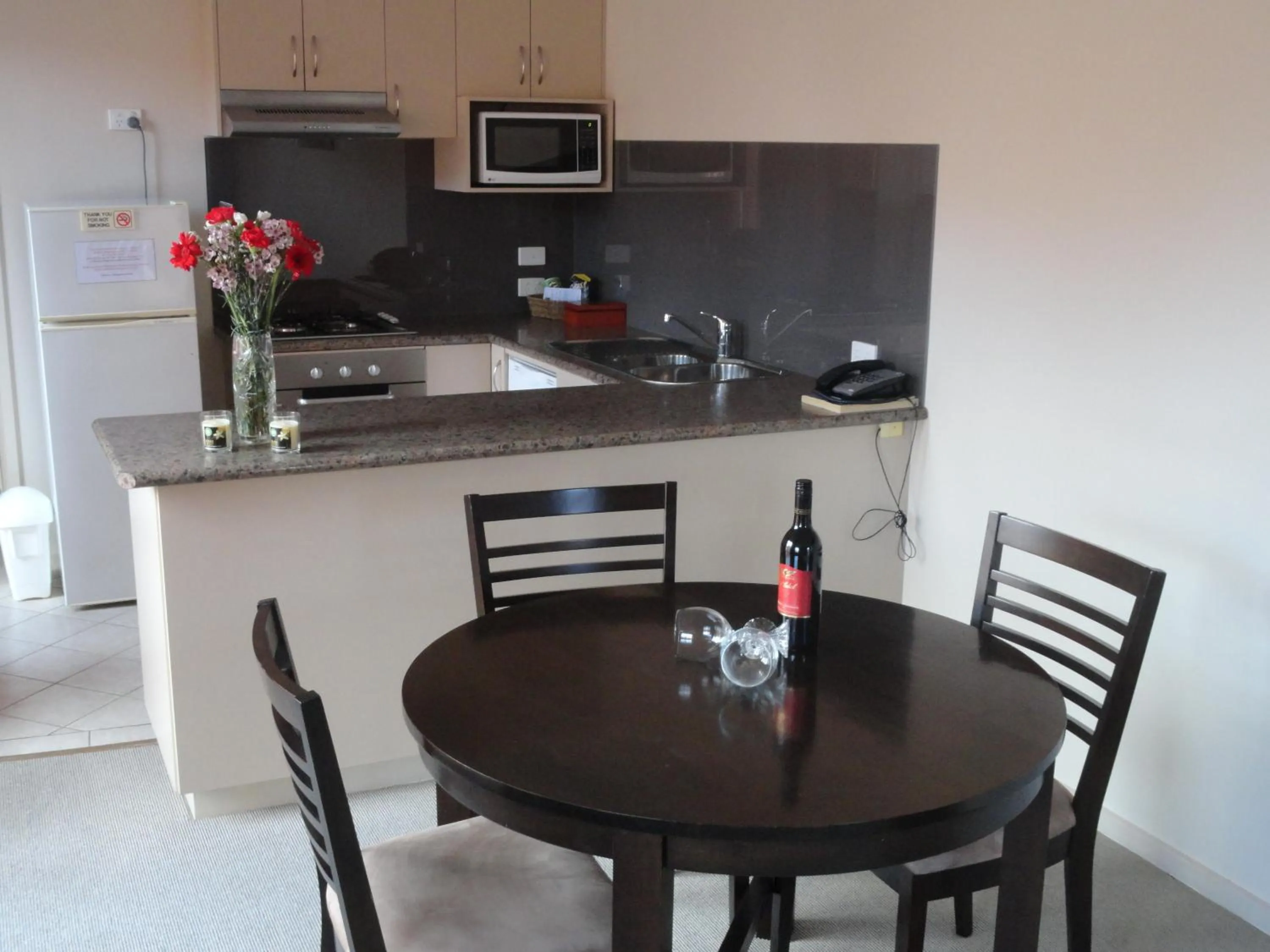 Kitchen or kitchenette in Victoria Lodge Motor Inn & Apartments