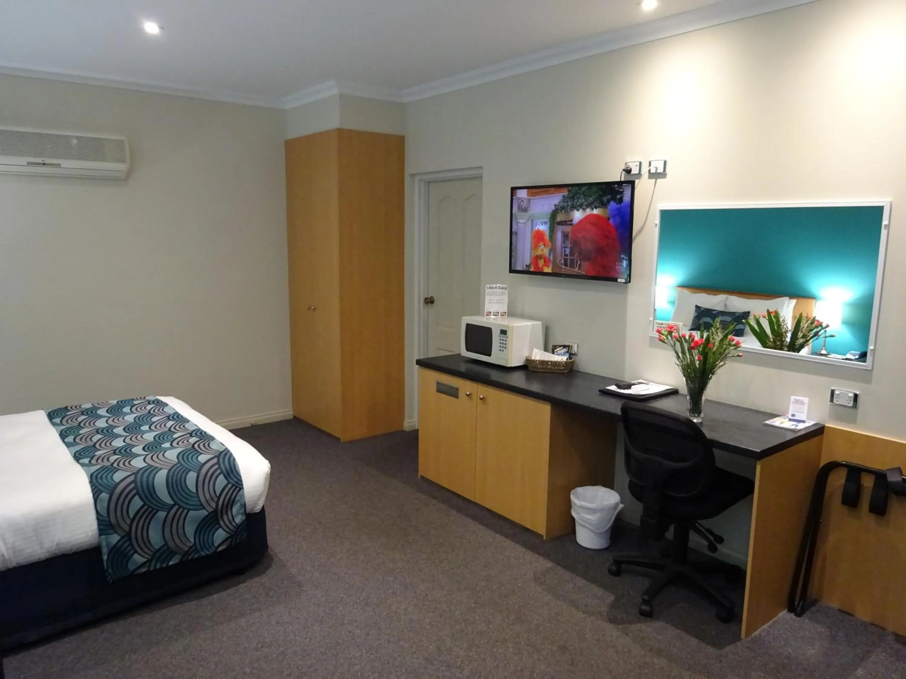 Bed in Victoria Lodge Motor Inn & Apartments