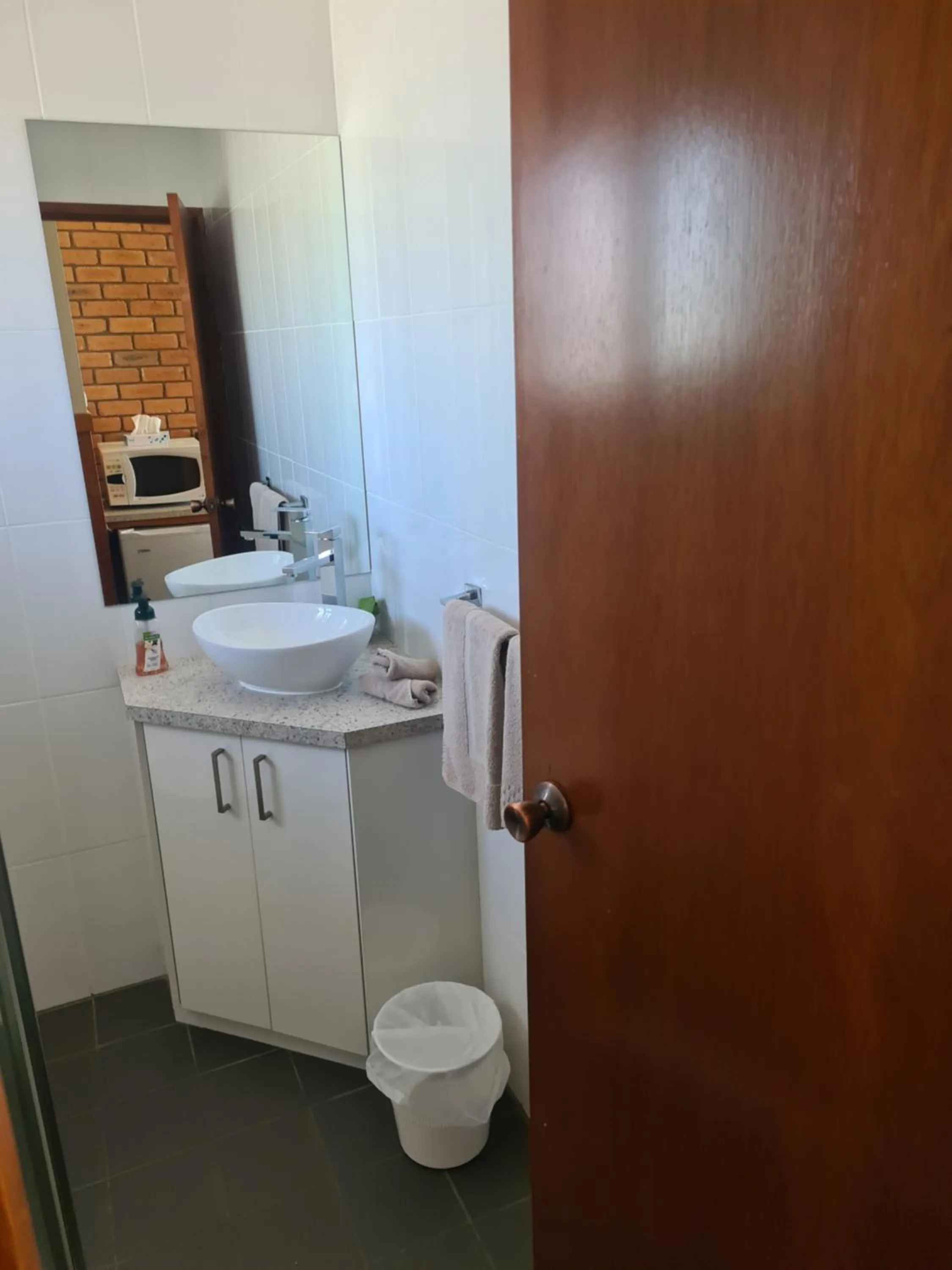 Bathroom in Regency Court Motel