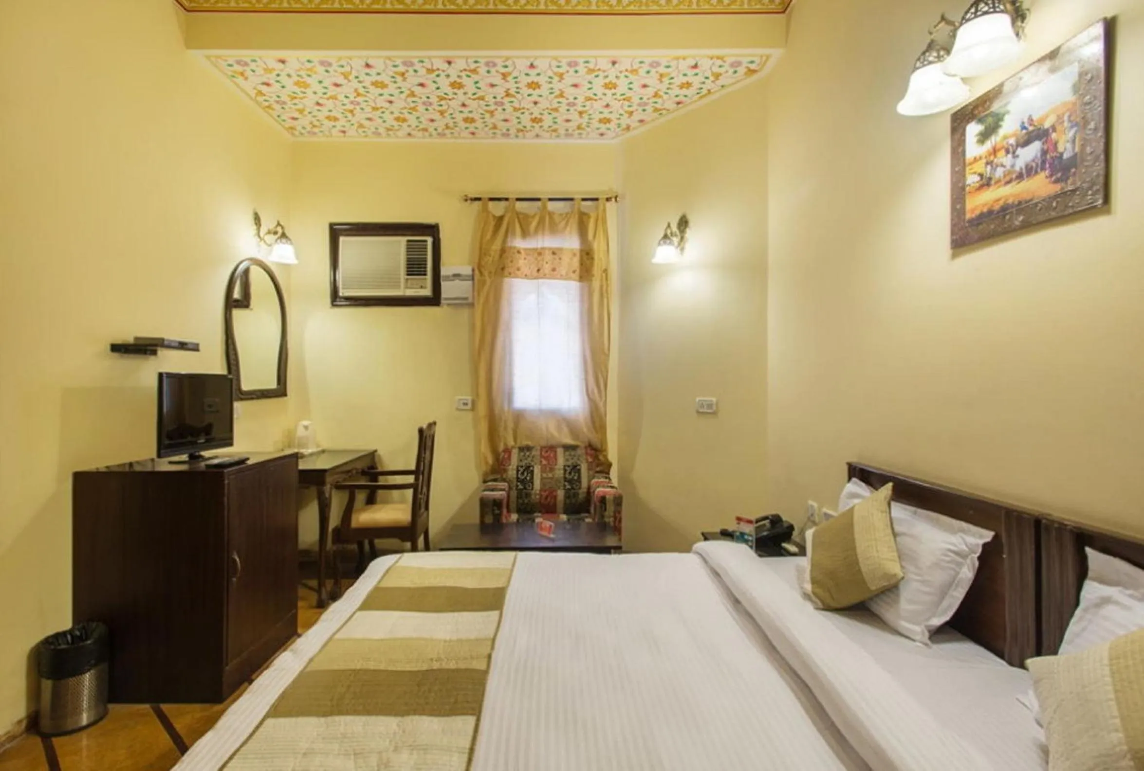 Photo of the whole room, Bed in Hotel Amer View