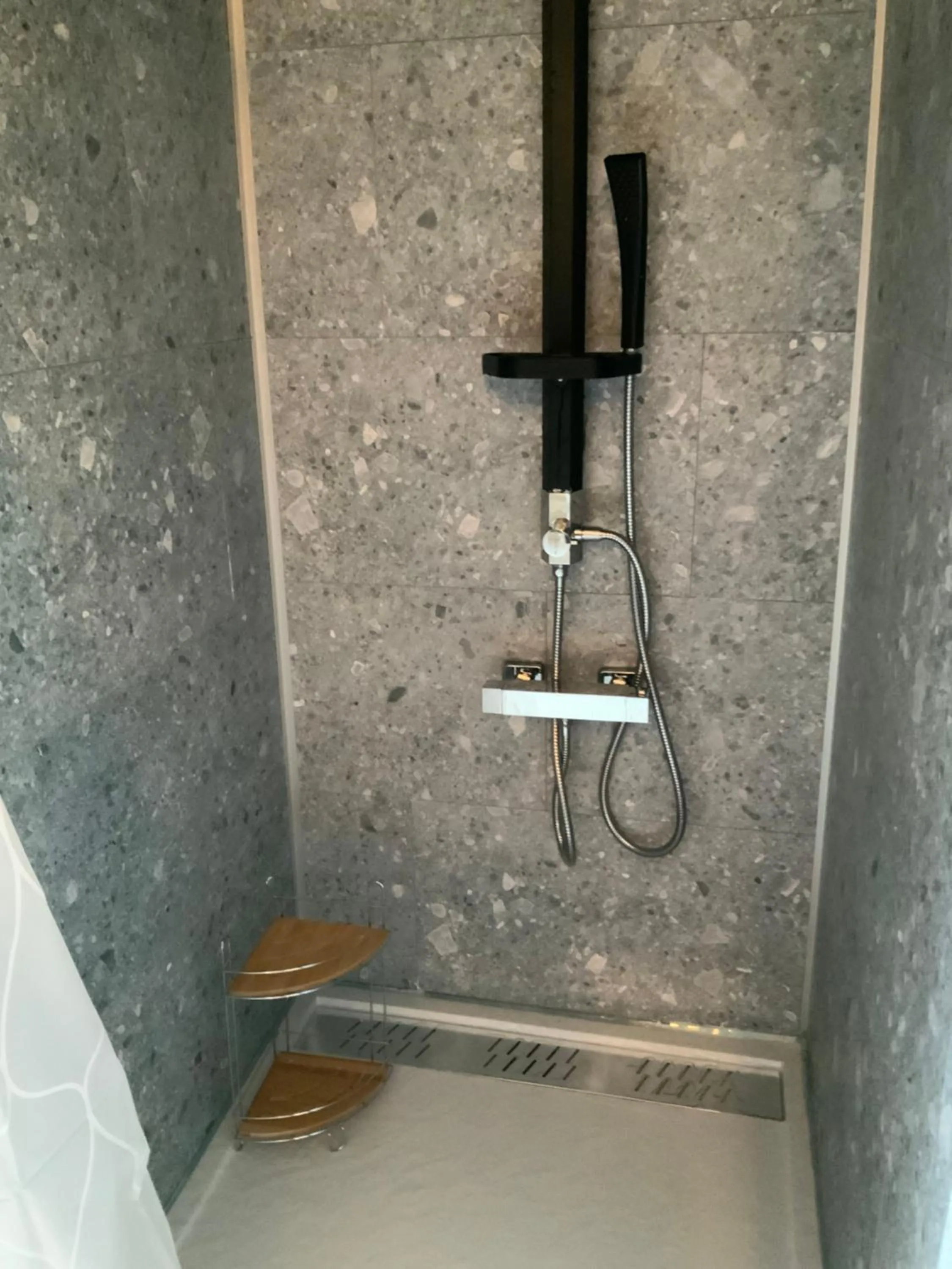 Shower in Le Castillon