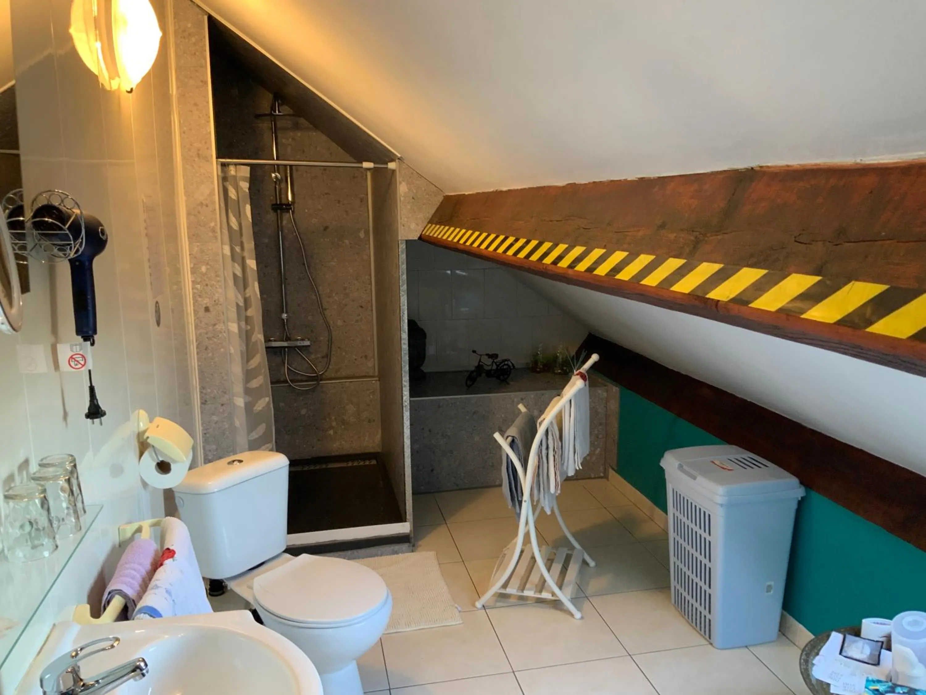 Shower in Le Castillon