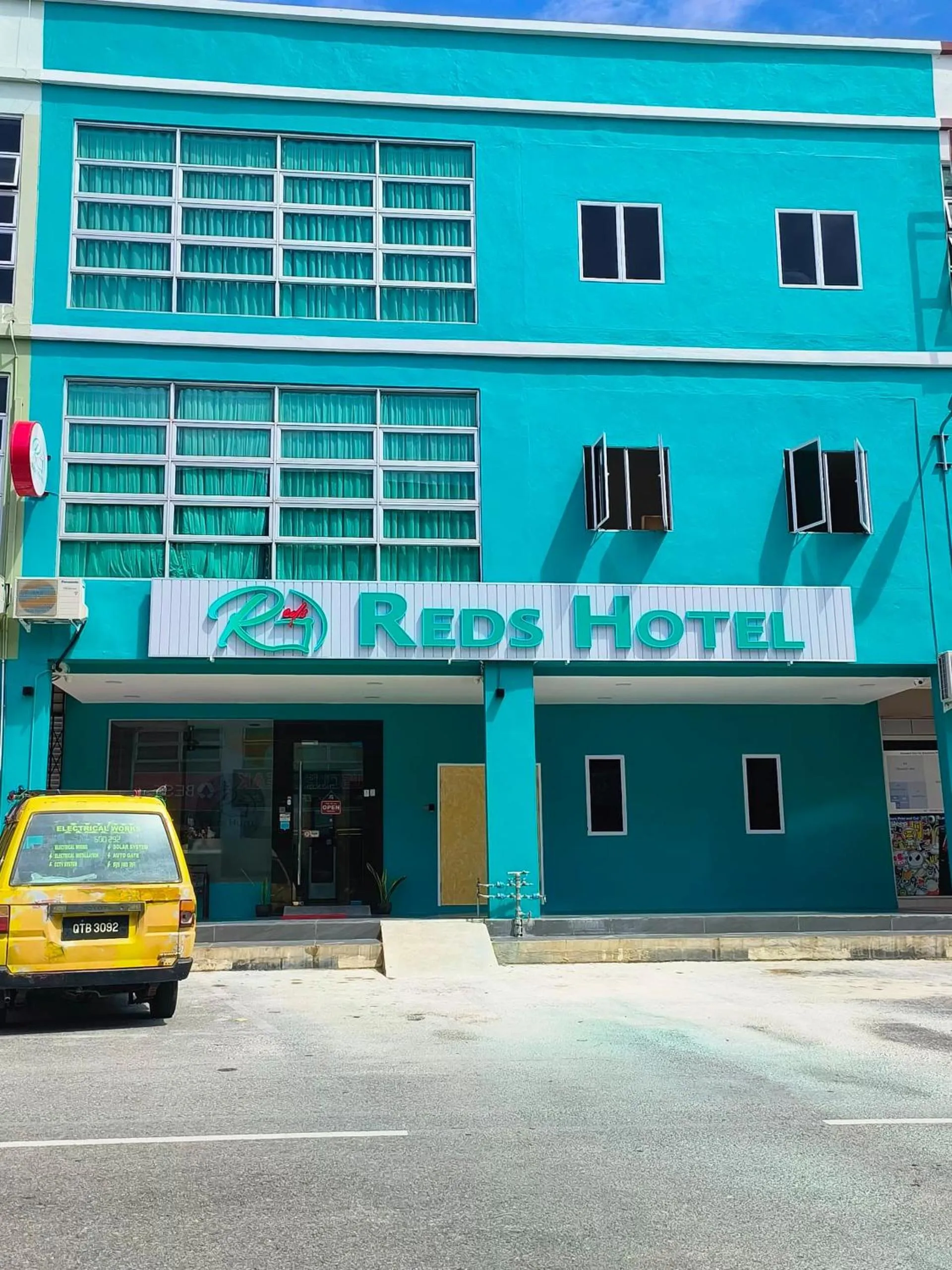 Facade/entrance in Red's Hotel