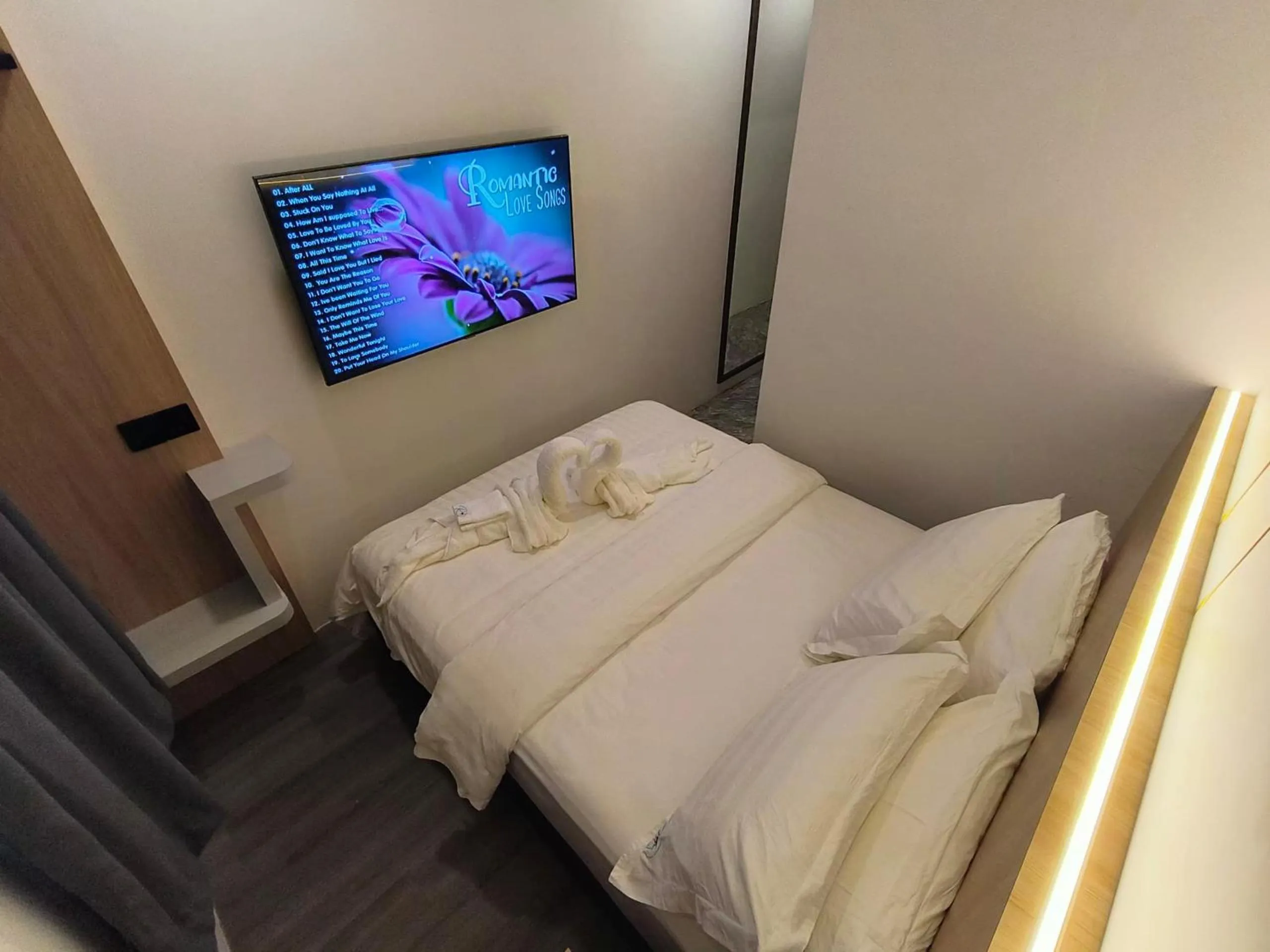 Photo of the whole room in Red's Hotel