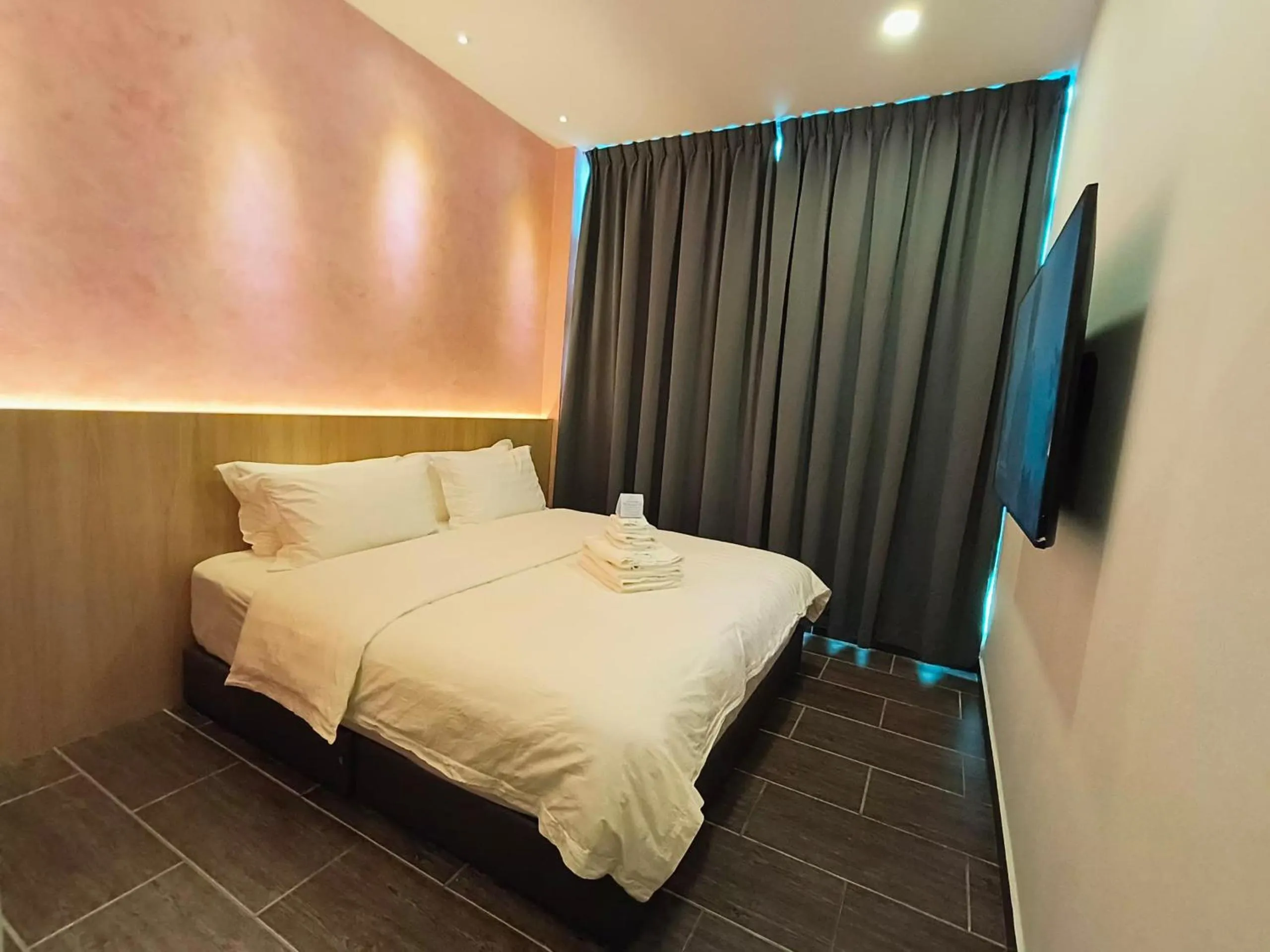 Photo of the whole room in Red's Hotel