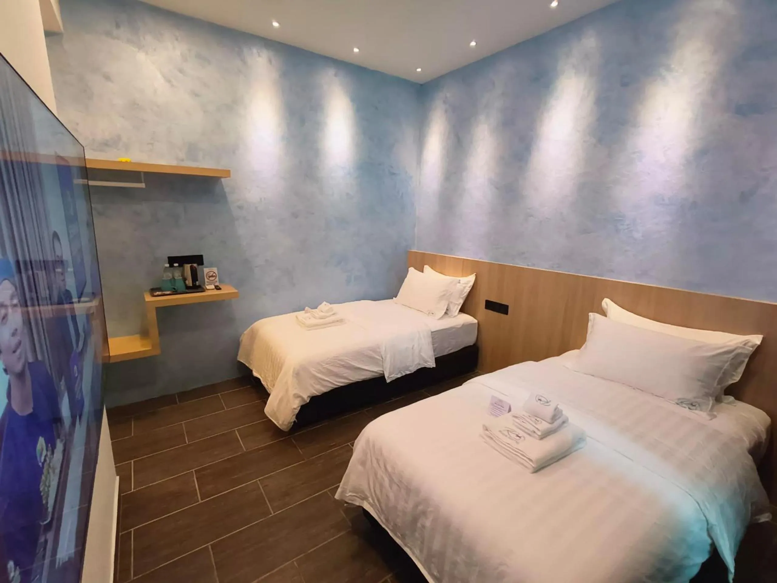 Photo of the whole room in Red's Hotel