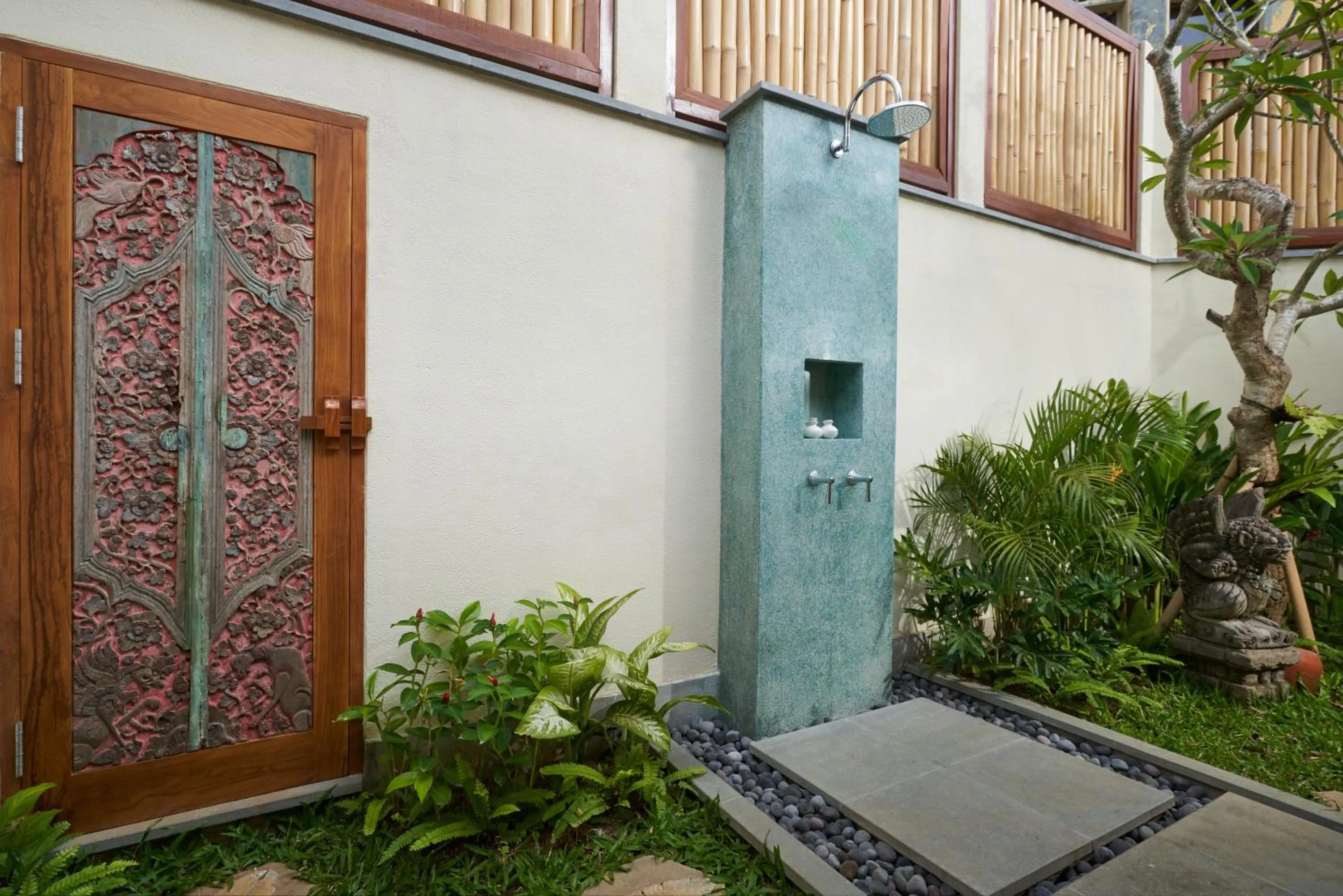 Shower in Tandjung Sari Hotel