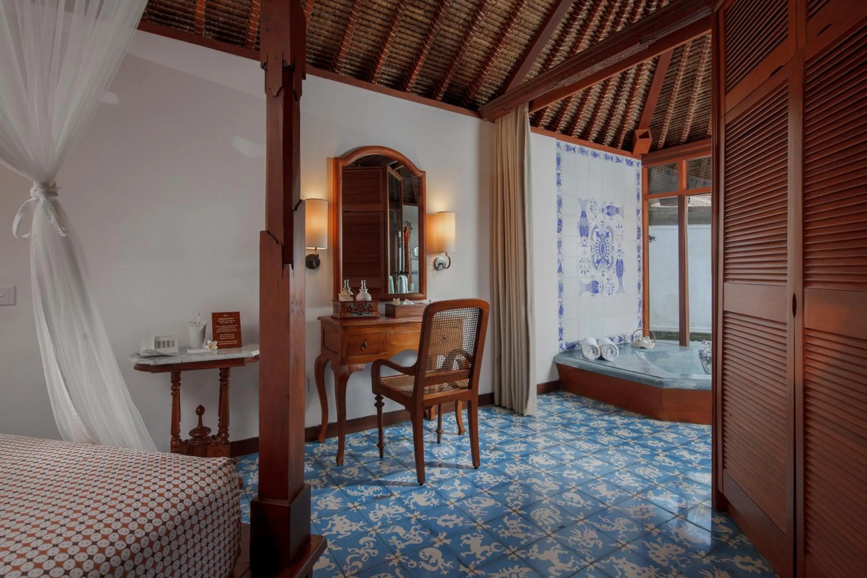 Living room, Bed in Tandjung Sari Hotel