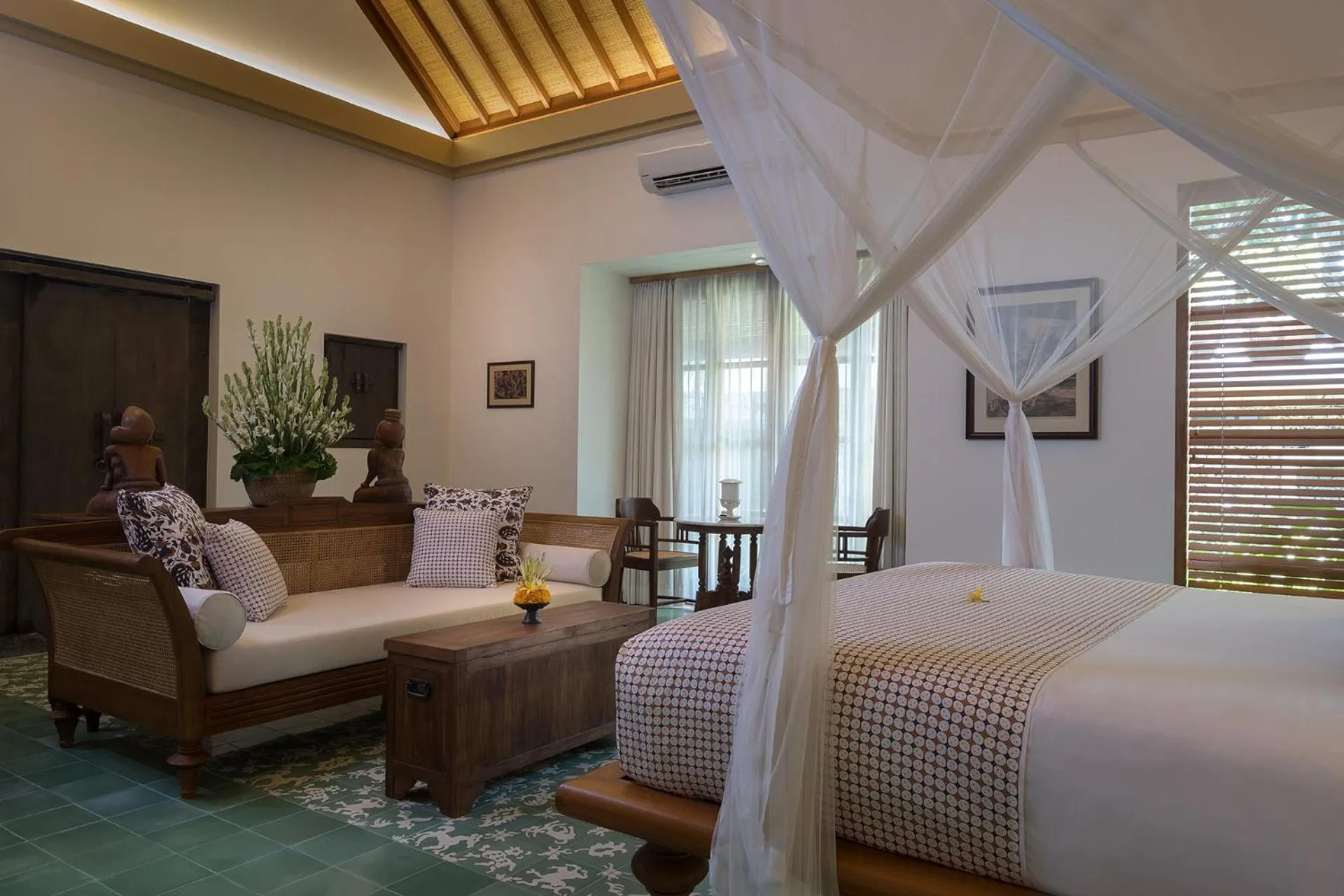 Coffee/tea facilities, Bed in Tandjung Sari Hotel