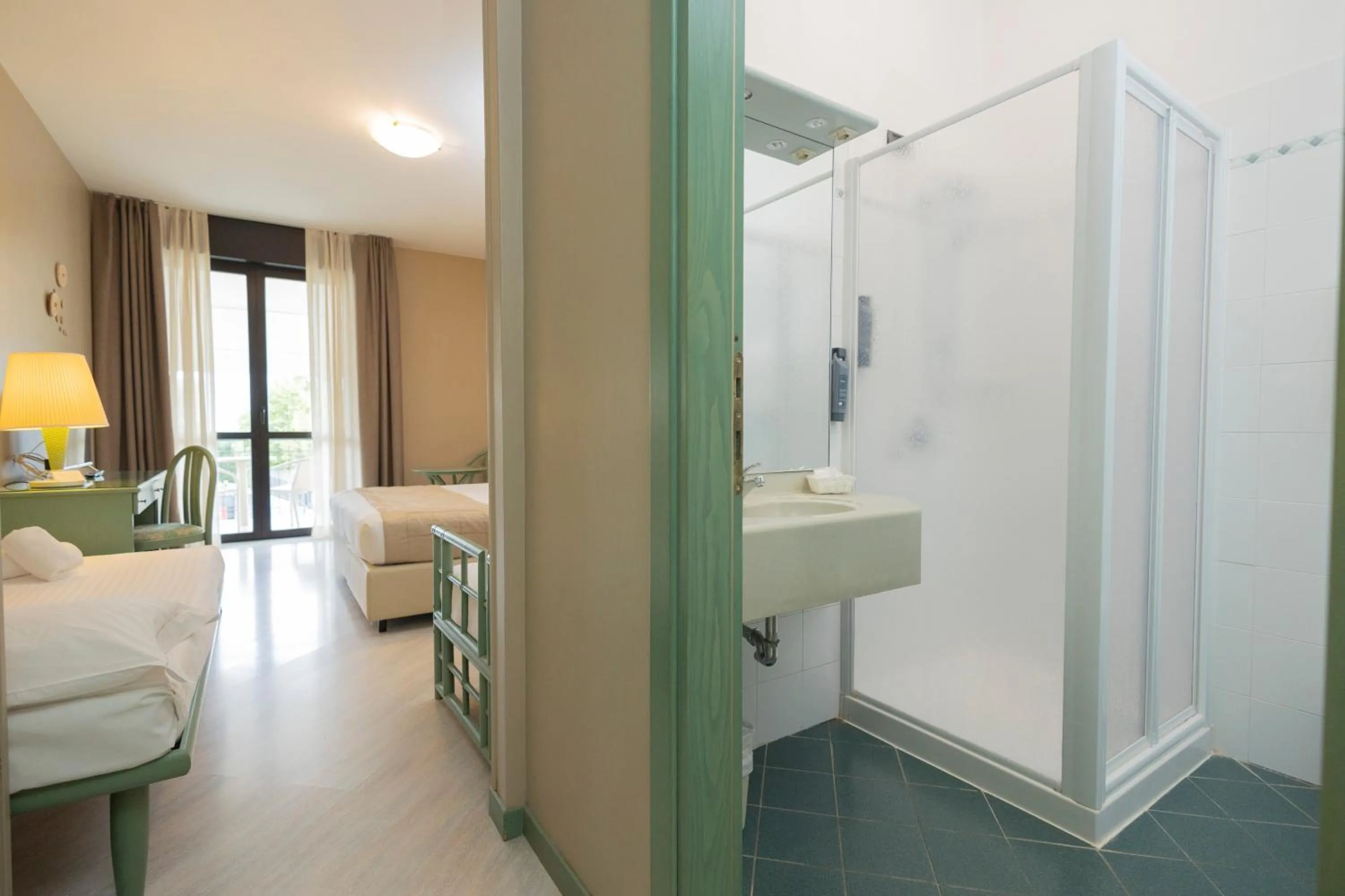 Shower, Bed in Hotel Berta