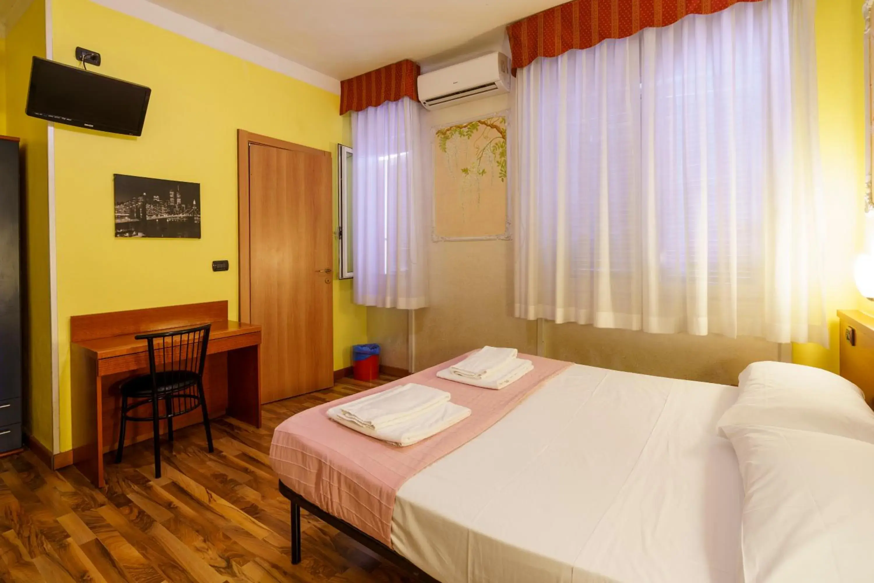 Triple Room with Private Bathroom in Hotel America Triple Room with Private Bathroom in Hotel America